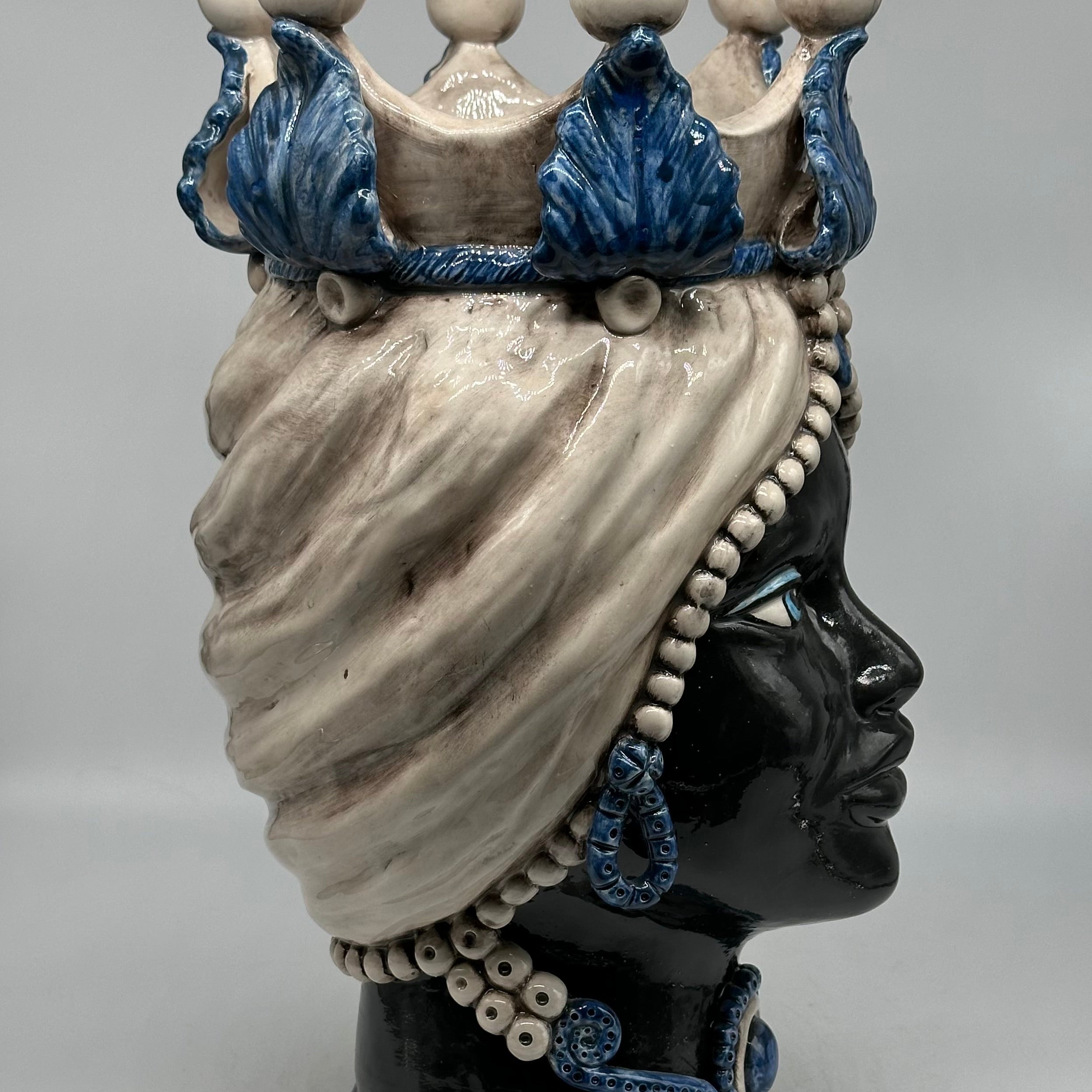 Teste di Moro Antares Ceramica Caltagirone cm H.41 L.22 Artigianale Écru Foglie Blu - TESTE DI MORO