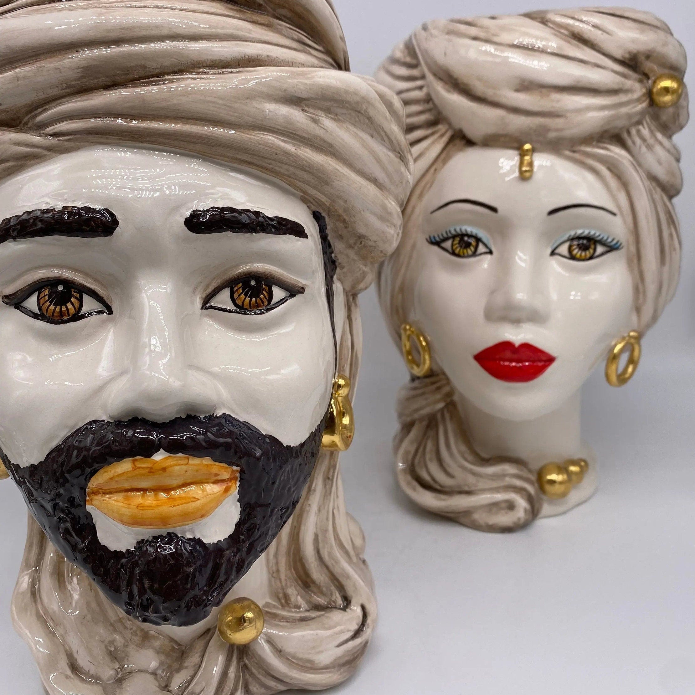 Teste di Moro Anubi Ceramica Caltagirone cm H.29 L.20 Artigianale Écru Beige Oro DD CERAMICHE SICILIANE