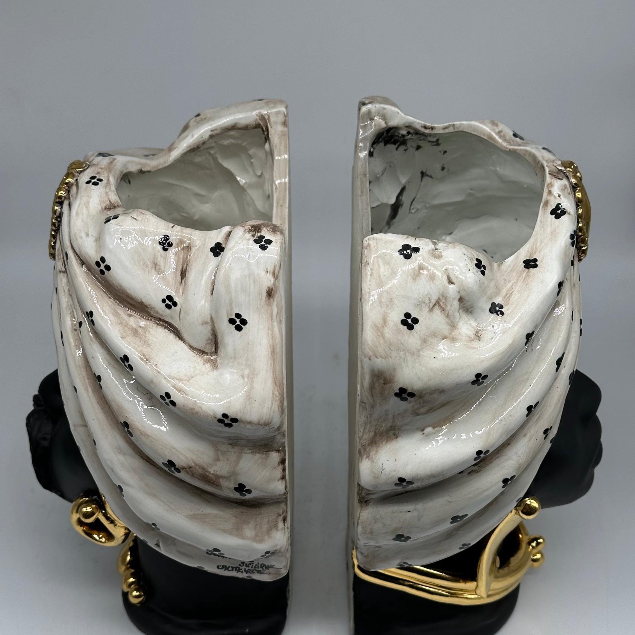 Teste di Moro Applique Atena Ceramica Caltagirone cm H.30 L.23 Artigianale Écru Pois Nero Oro - TESTA DI MORO