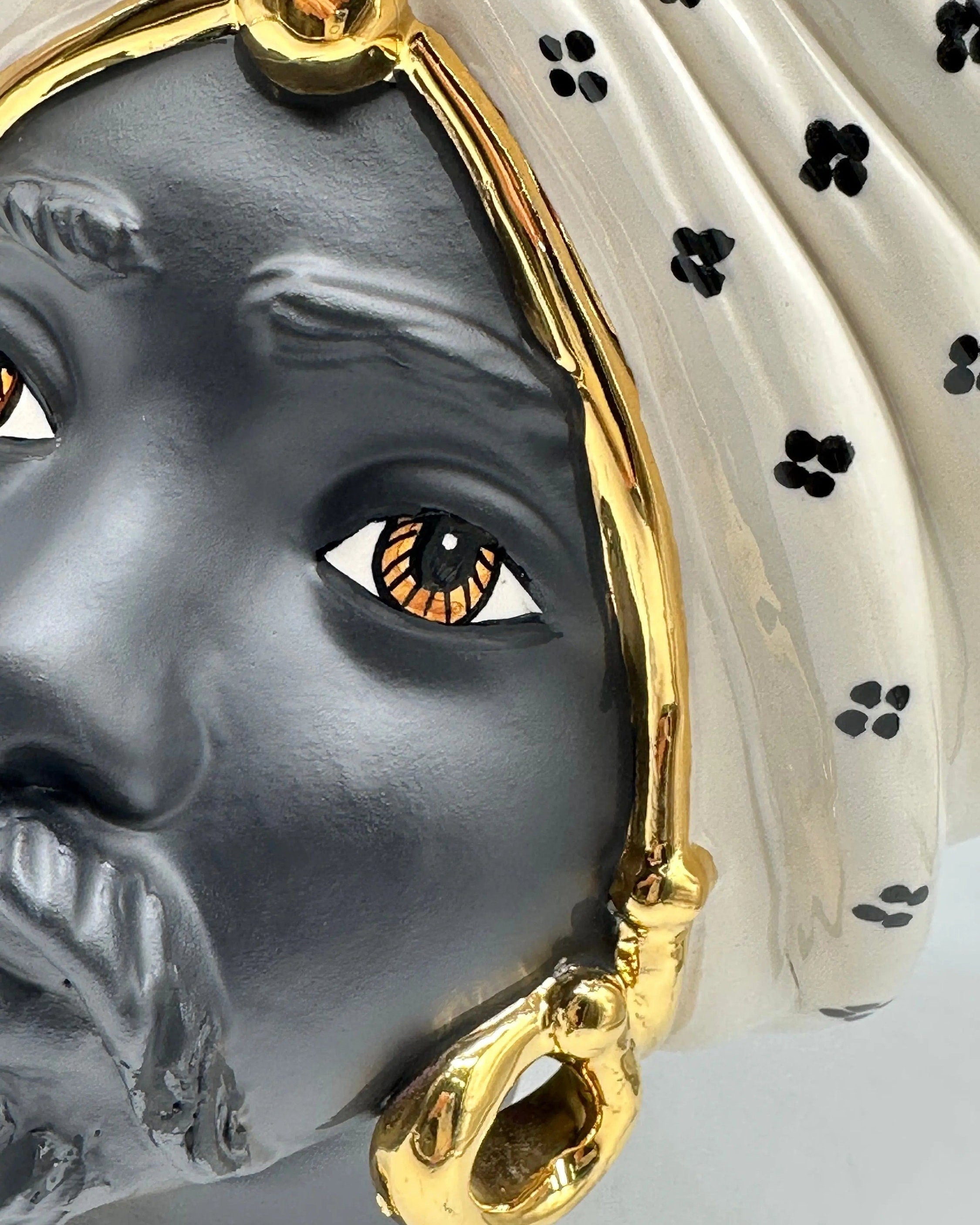 Teste di Moro Atena Ceramica Caltagirone cm H.24 L.18 Artigianale Bianco Pois Nero Oro DD CERAMICHE SICILIANE