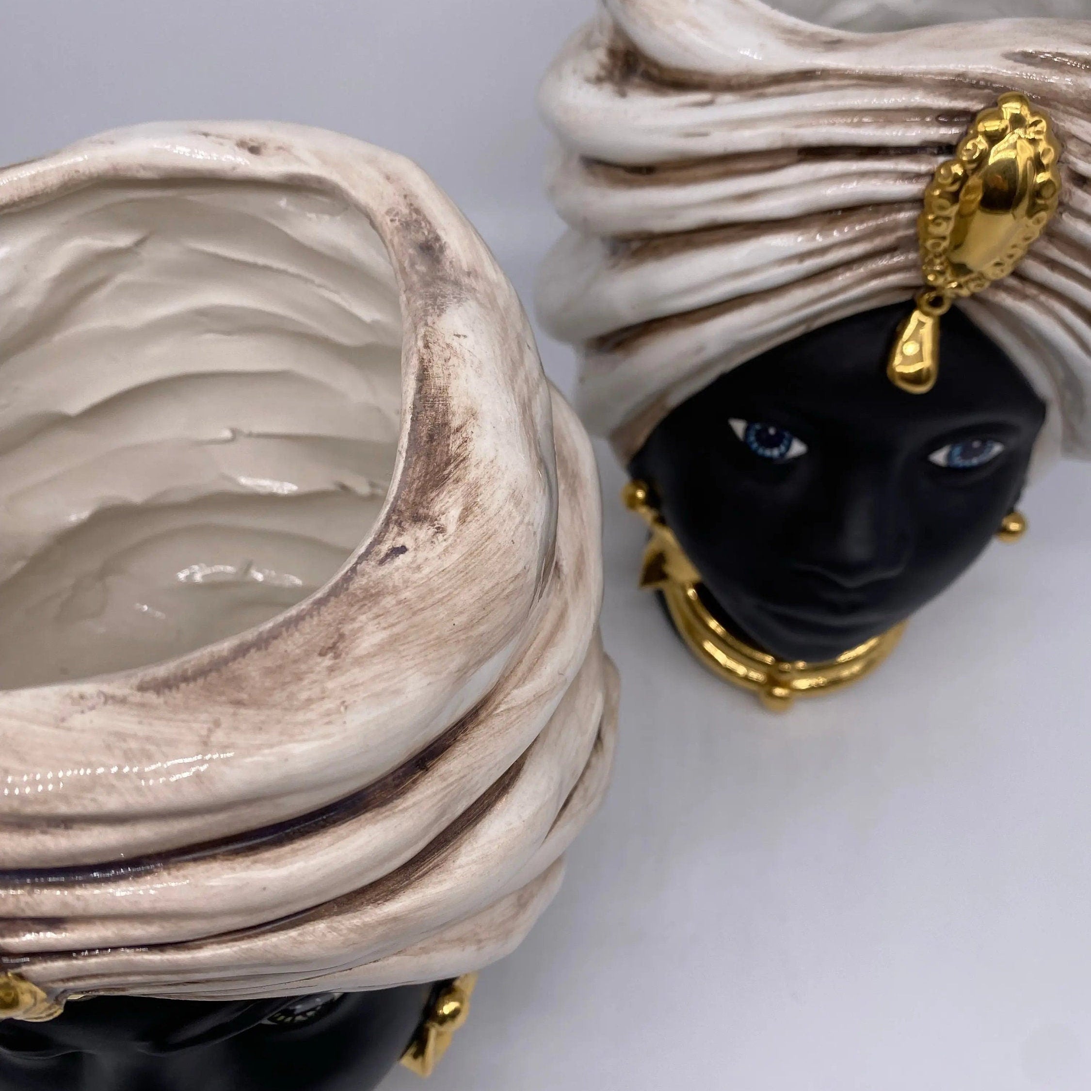 Teste di Moro Atena Ceramica Caltagirone cm H.24 L.18 Artigianale Écru Nero Oro DD CERAMICHE SICILIANE