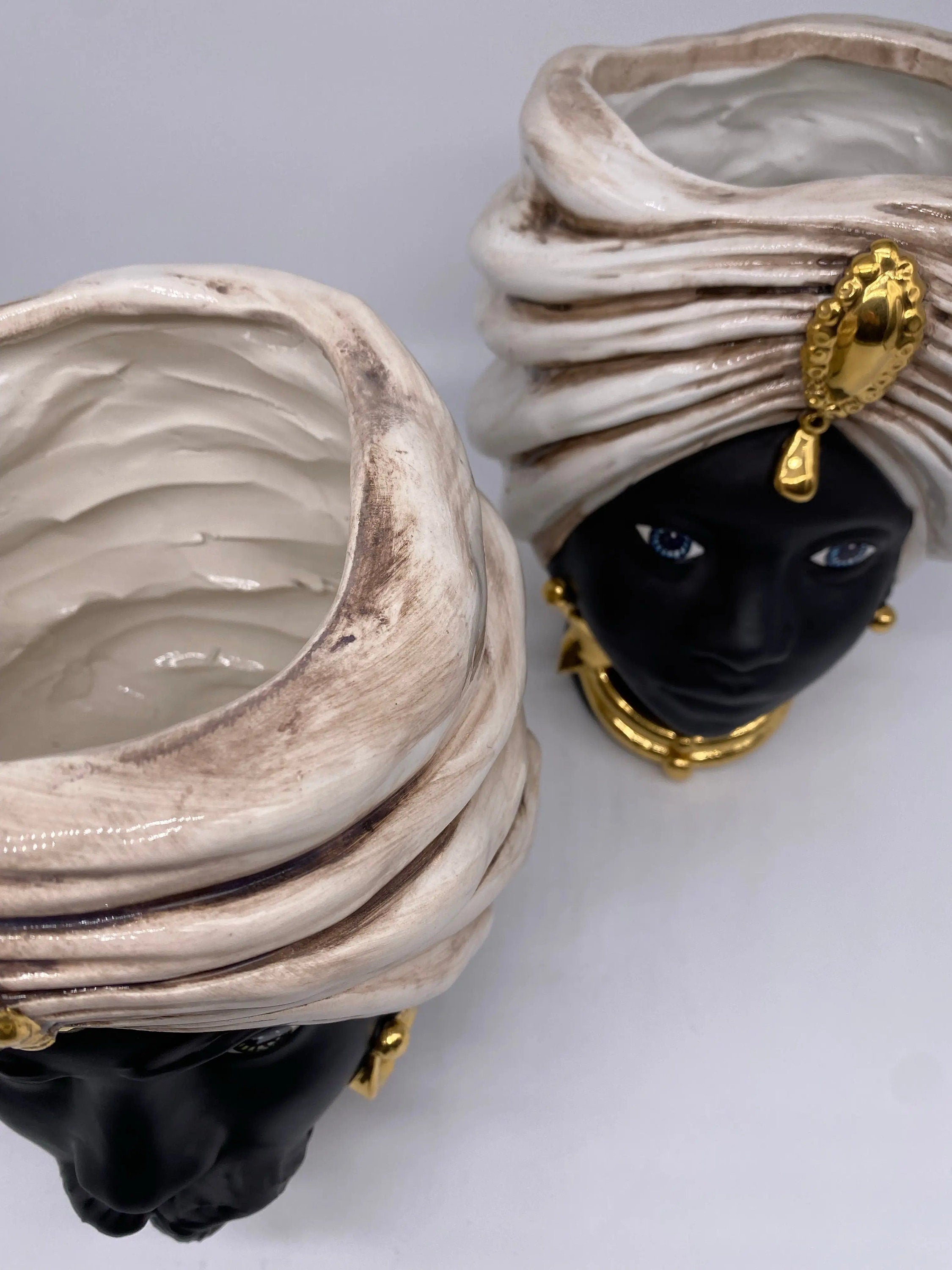 Teste di Moro Atena Ceramica Caltagirone cm H.24 L.18 Artigianale Écru Nero Oro DD CERAMICHE SICILIANE