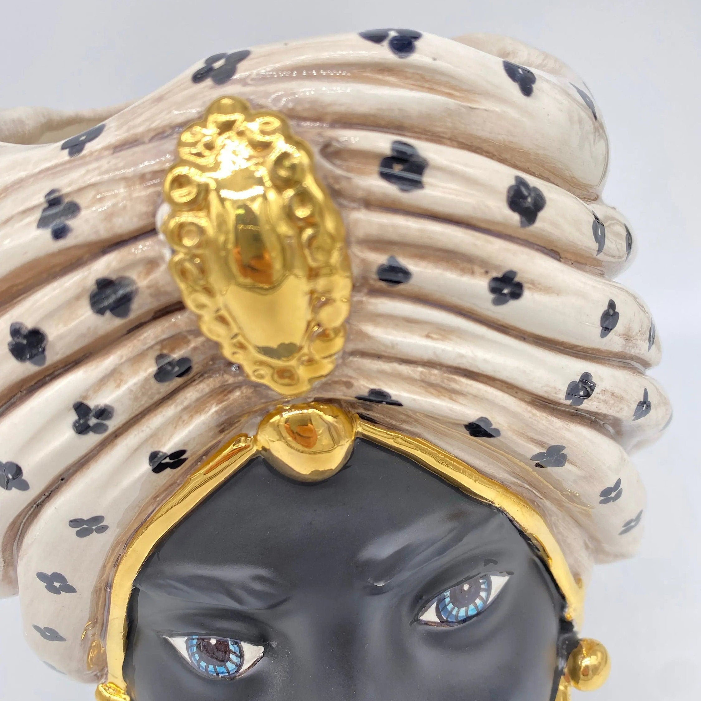 Teste di Moro Atena Ceramica Caltagirone cm H.24 L.18 Artigianale Écru Pois Nero Oro DD CERAMICHE SICILIANE