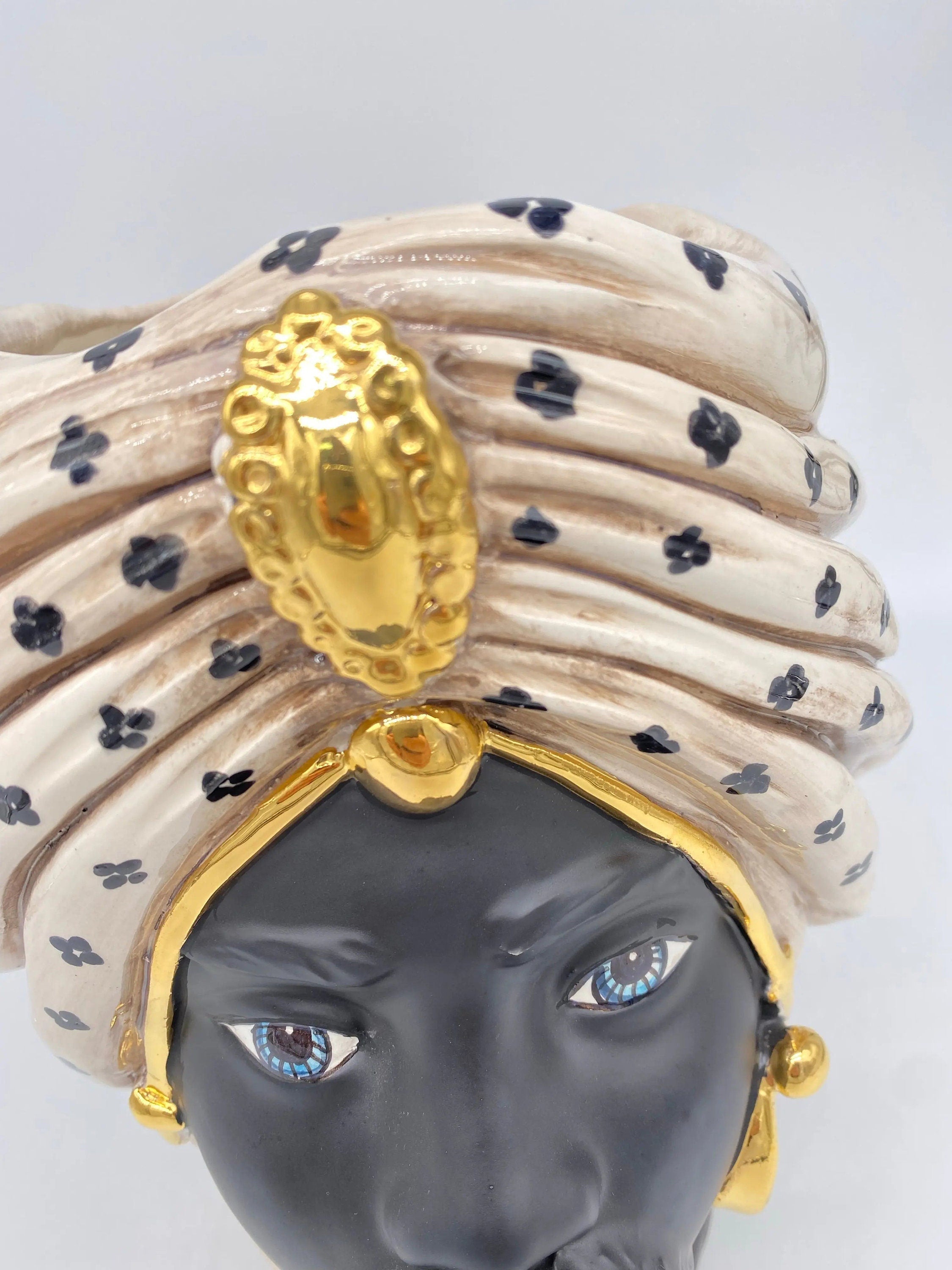 Teste di Moro Atena Ceramica Caltagirone cm H.24 L.18 Artigianale Écru Pois Nero Oro DD CERAMICHE SICILIANE
