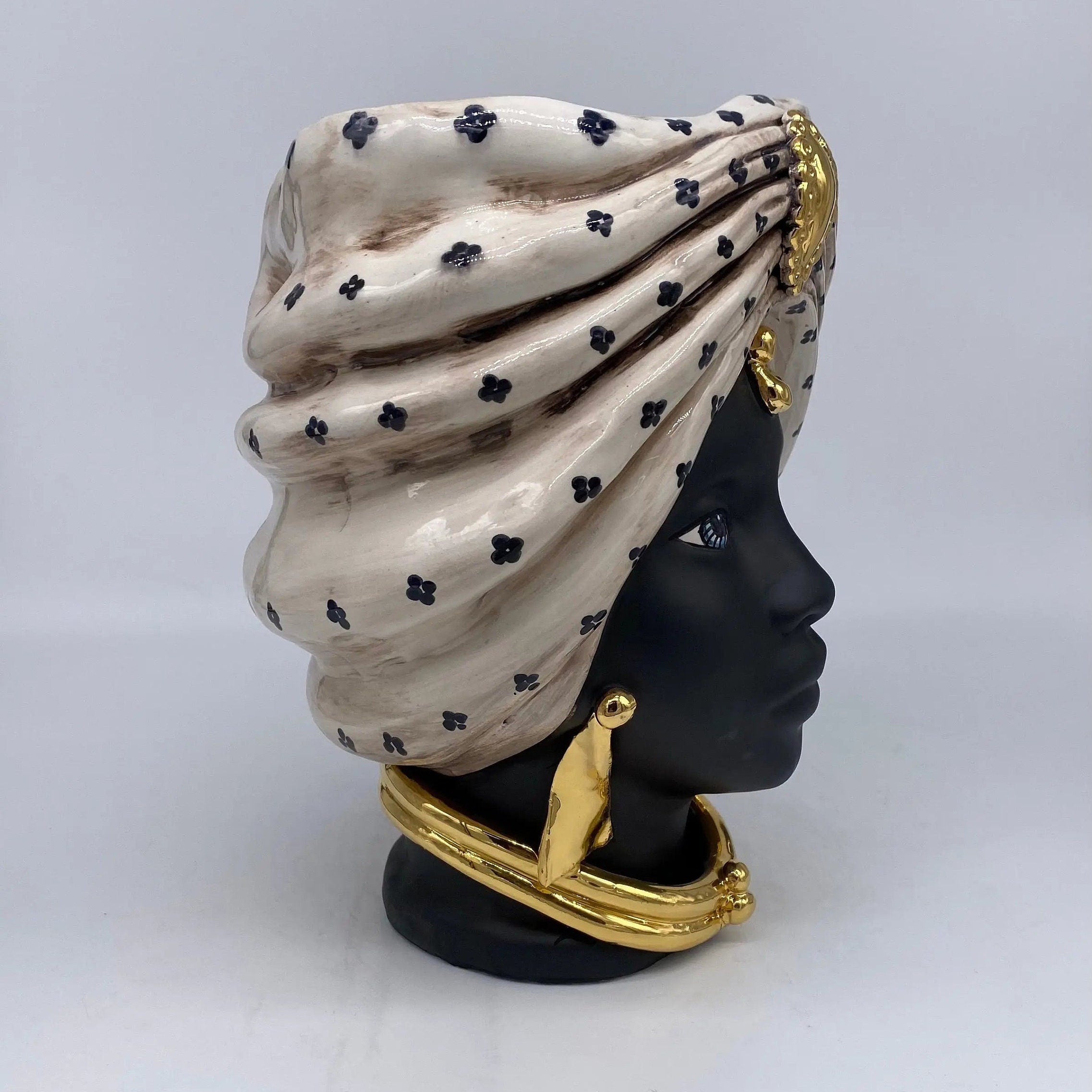 Teste di Moro Atena Ceramica Caltagirone cm H.24 L.18 Artigianale Écru Pois Nero Oro DD CERAMICHE SICILIANE