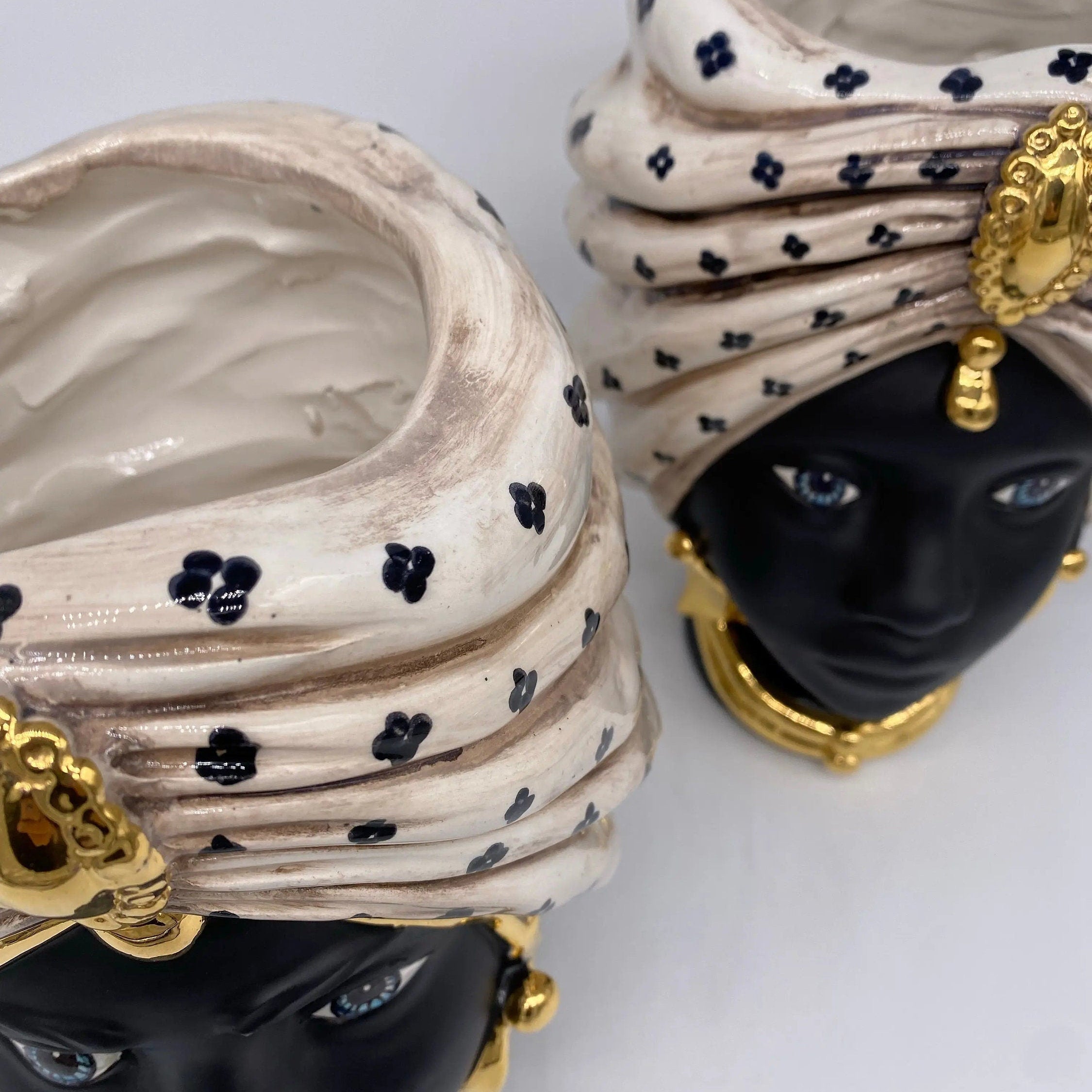Teste di Moro Atena Ceramica Caltagirone cm H.24 L.18 Artigianale Écru Pois Nero Oro DD CERAMICHE SICILIANE