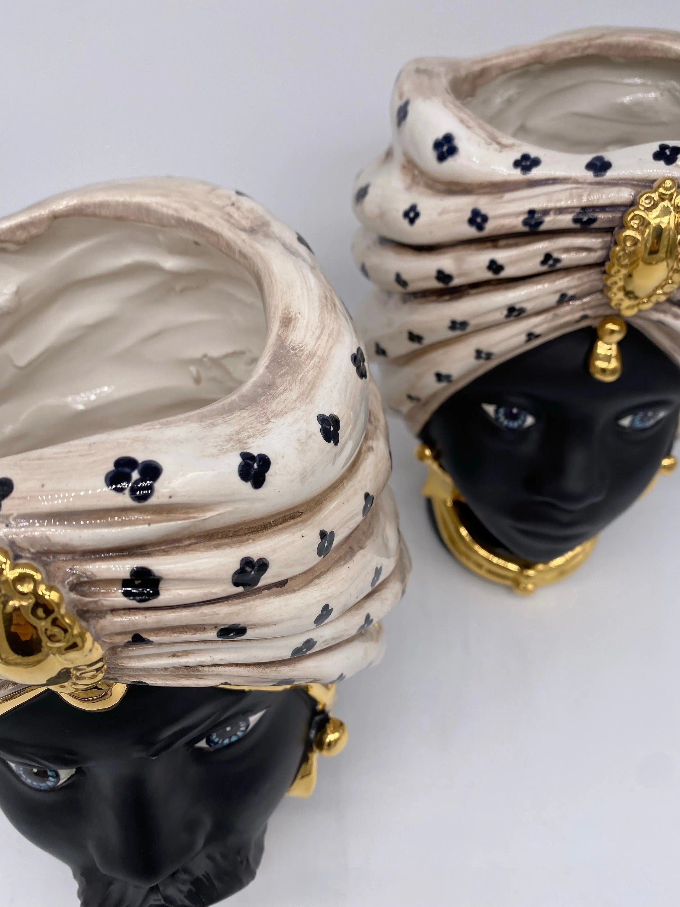 Teste di Moro Atena Ceramica Caltagirone cm H.24 L.18 Artigianale Écru Pois Nero Oro DD CERAMICHE SICILIANE