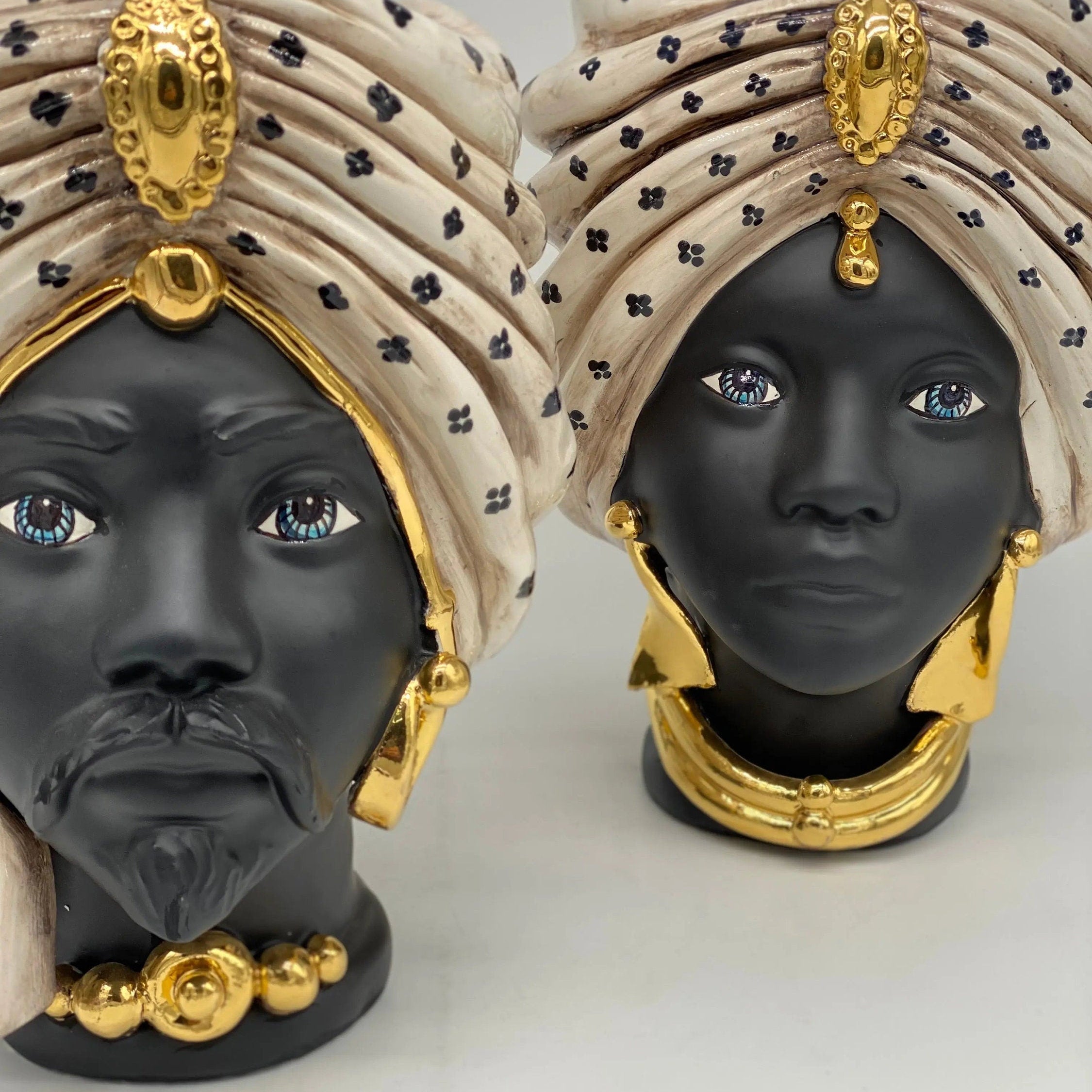 Teste di Moro Atena Ceramica Caltagirone cm H.24 L.18 Artigianale Écru Pois Nero Oro DD CERAMICHE SICILIANE