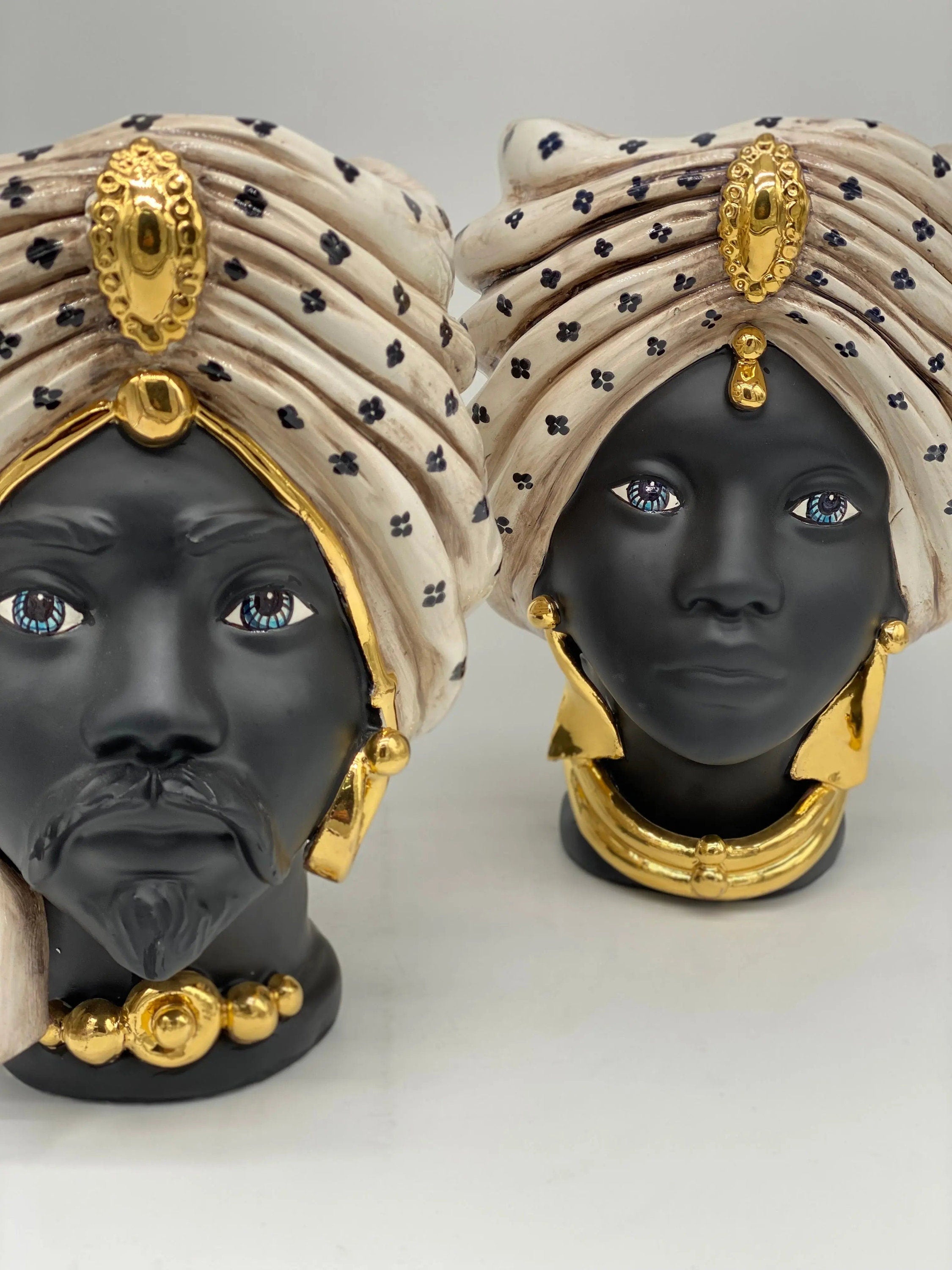 Teste di Moro Atena Ceramica Caltagirone cm H.24 L.18 Artigianale Écru Pois Nero Oro DD CERAMICHE SICILIANE