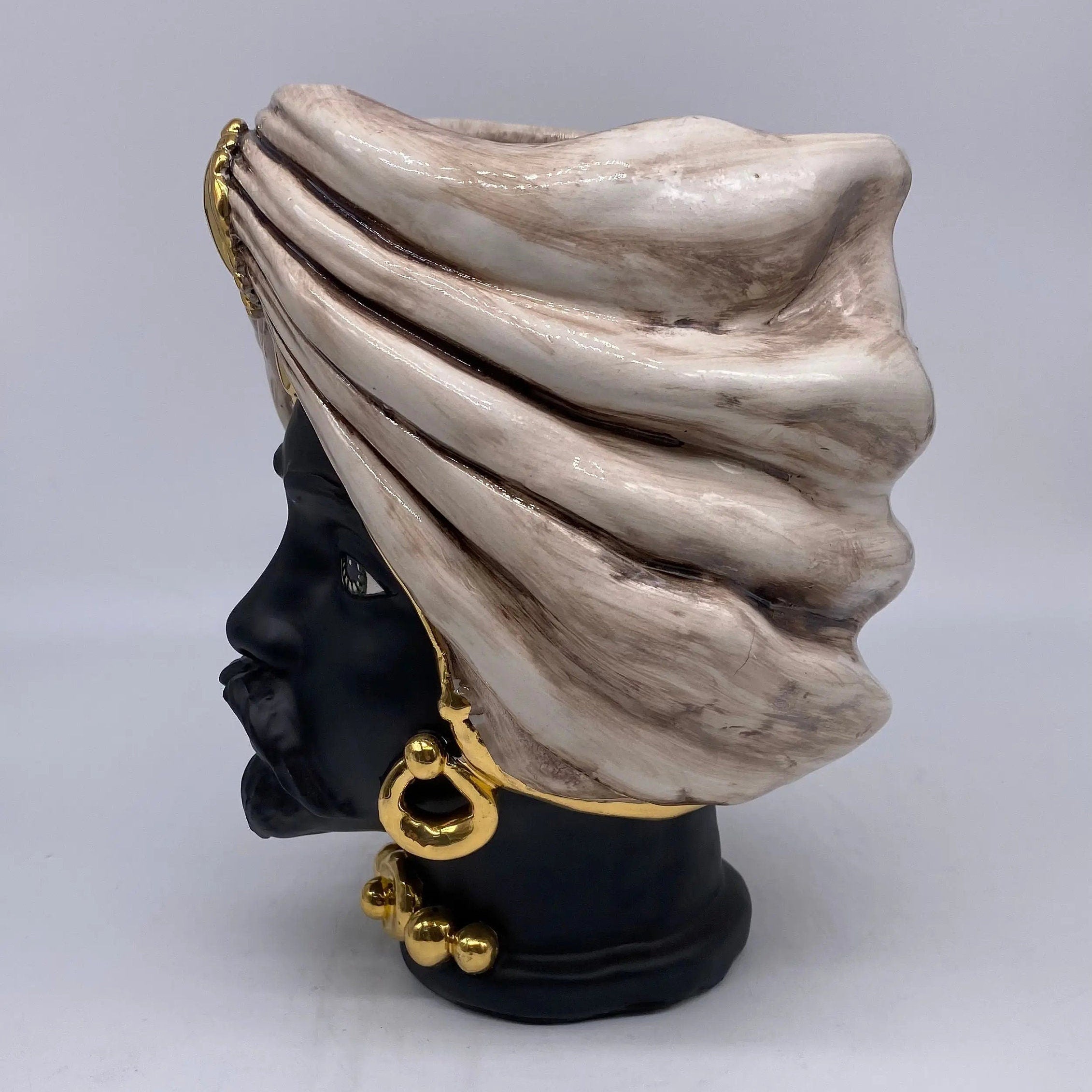 Teste di Moro Atena Ceramica Caltagirone cm H.24 L.18 Artigianale Écru Nero Oro DD CERAMICHE SICILIANE