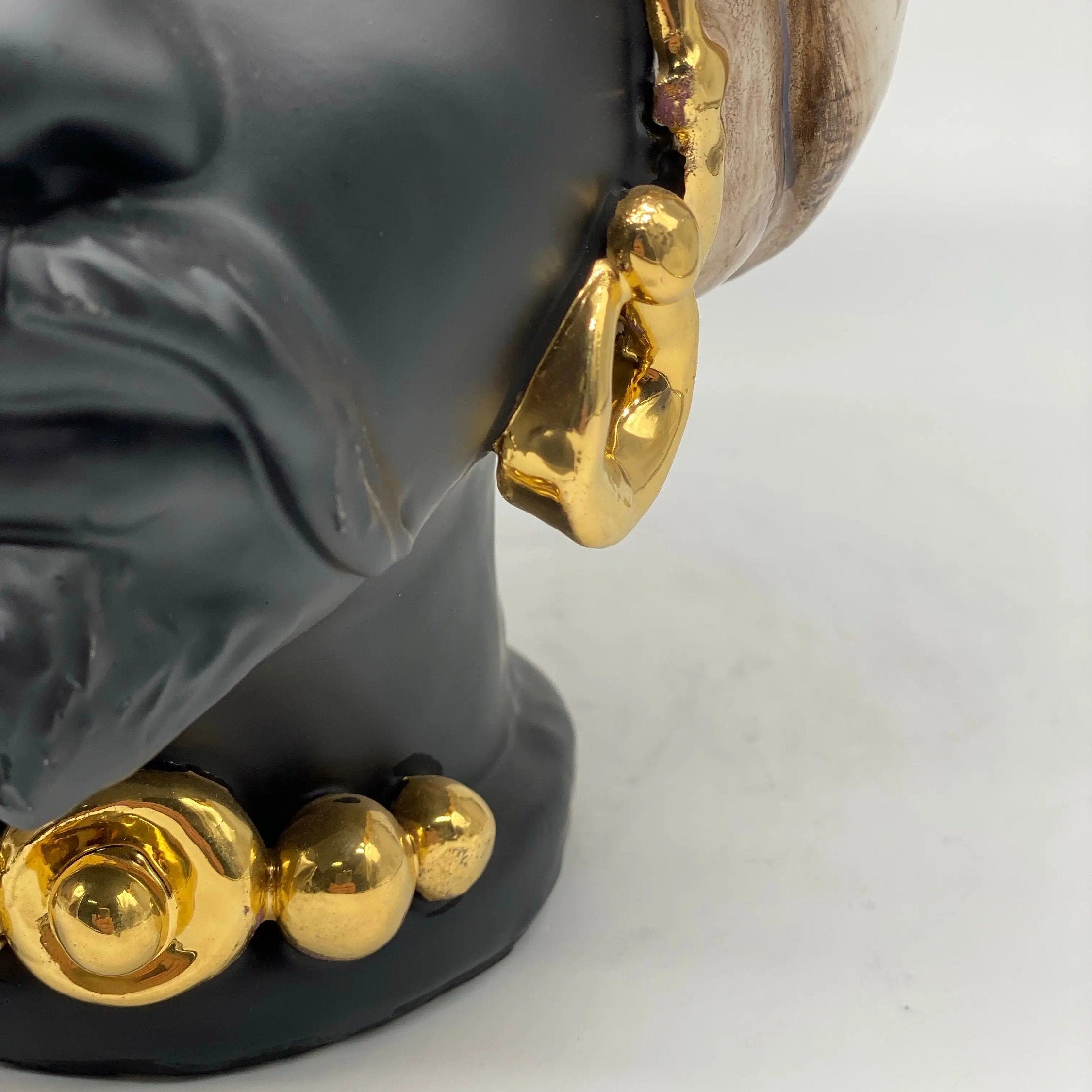 Teste di Moro Atena Ceramica Caltagirone cm H.24 L.18 Artigianale Écru Nero Oro DD CERAMICHE SICILIANE