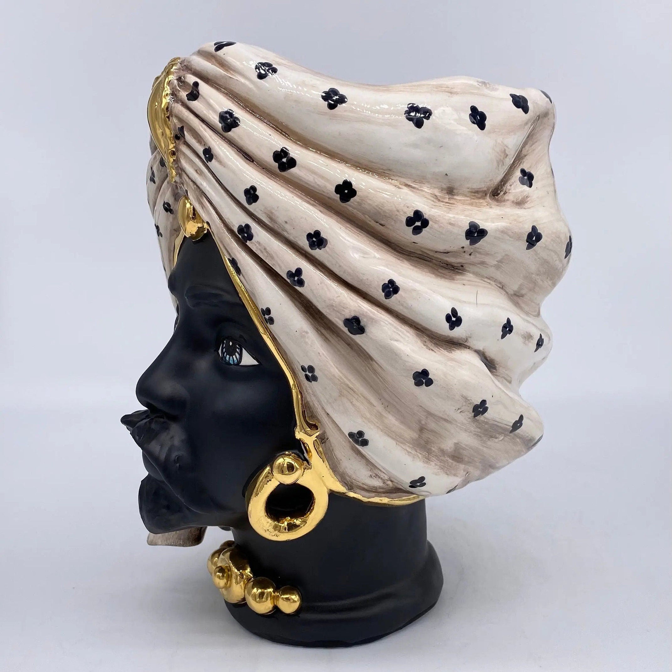 Teste di Moro Atena Ceramica Caltagirone cm H.24 L.18 Artigianale Écru Pois Nero Oro DD CERAMICHE SICILIANE