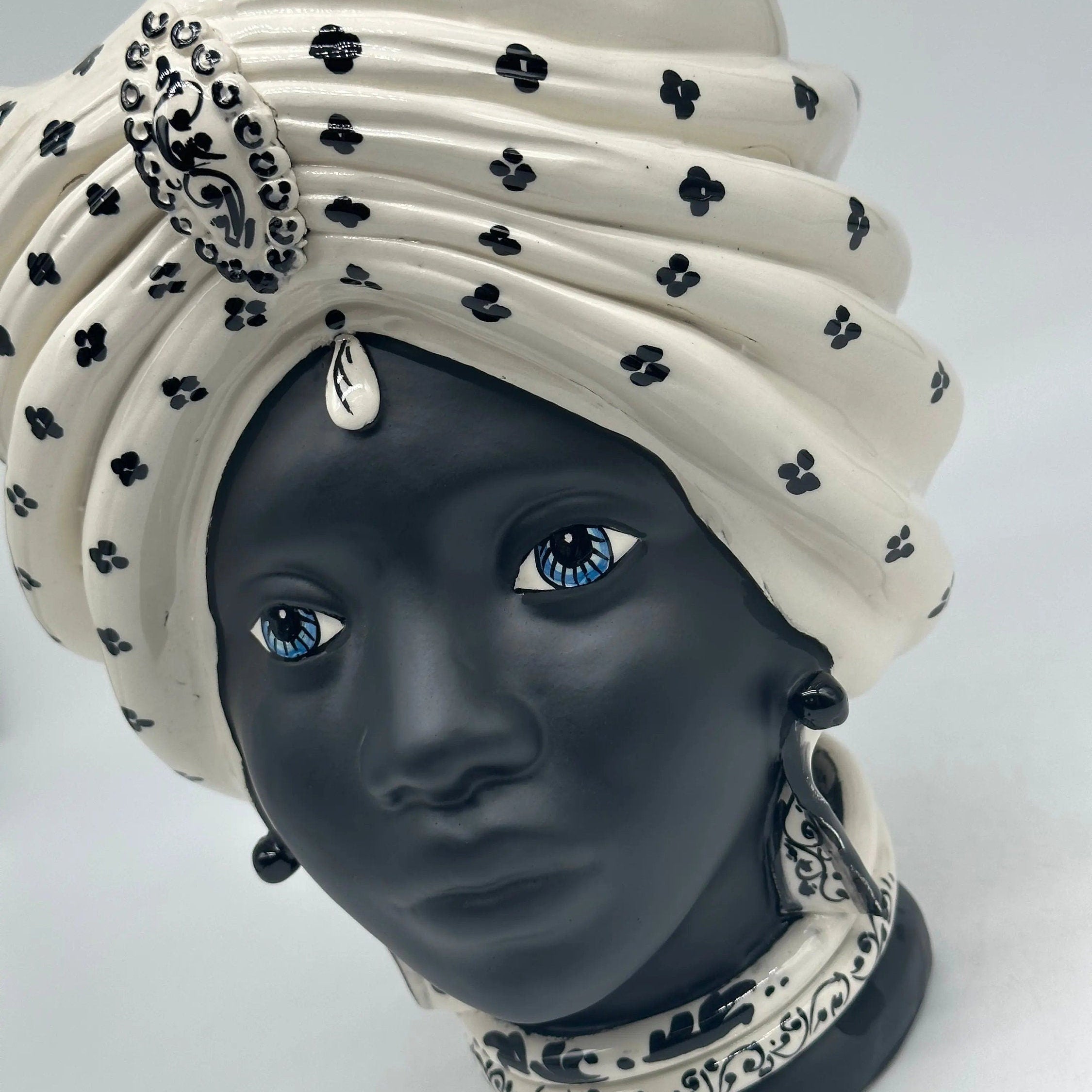 Teste di Moro Atena Ceramica Caltagirone cm H.24 L.18 Artigianale Bianco Pois Nero Opaco DD CERAMICHE SICILIANE