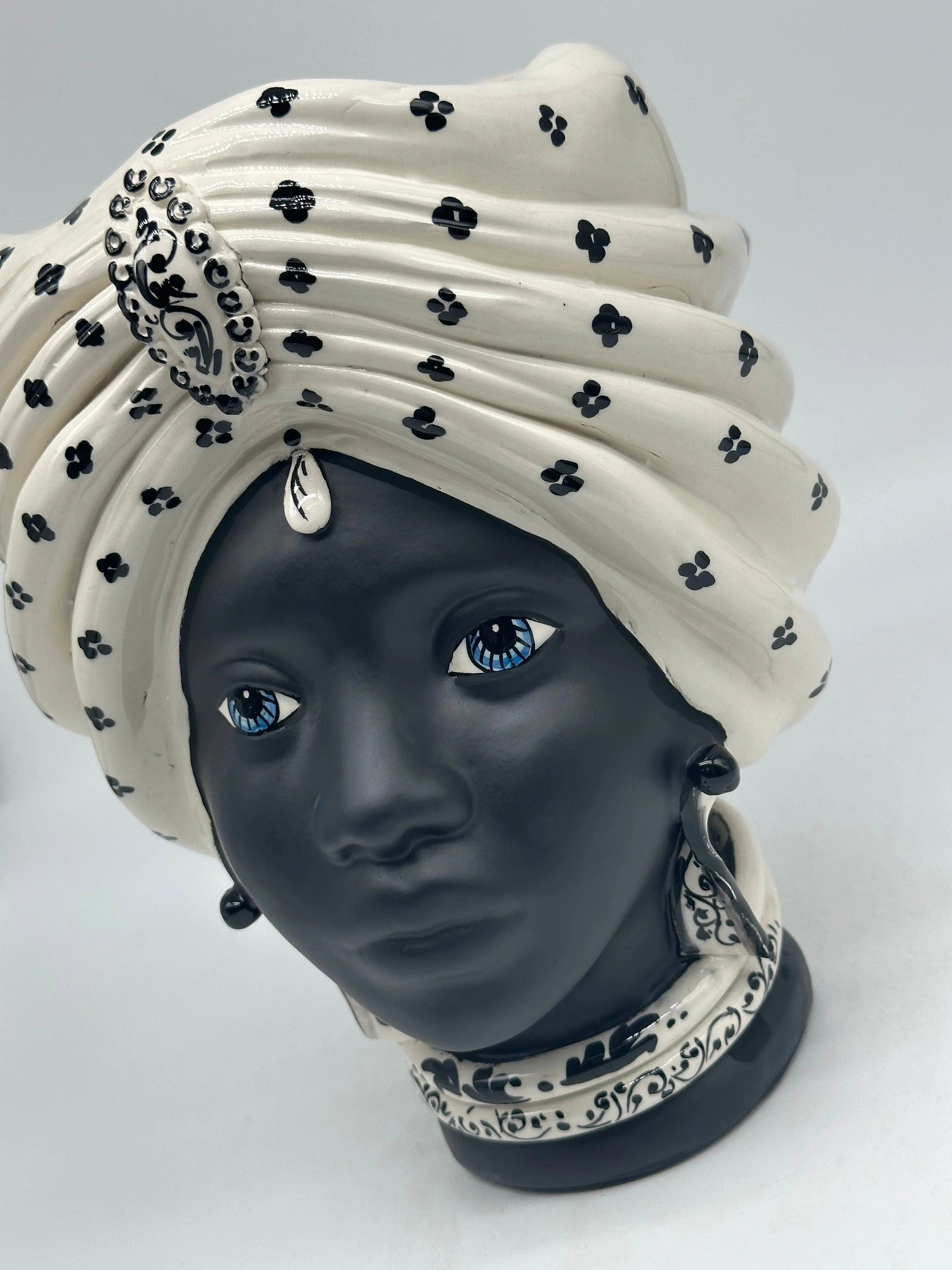 Teste di Moro Atena Ceramica Caltagirone cm H.24 L.18 Artigianale Bianco Pois Nero Opaco DD CERAMICHE SICILIANE