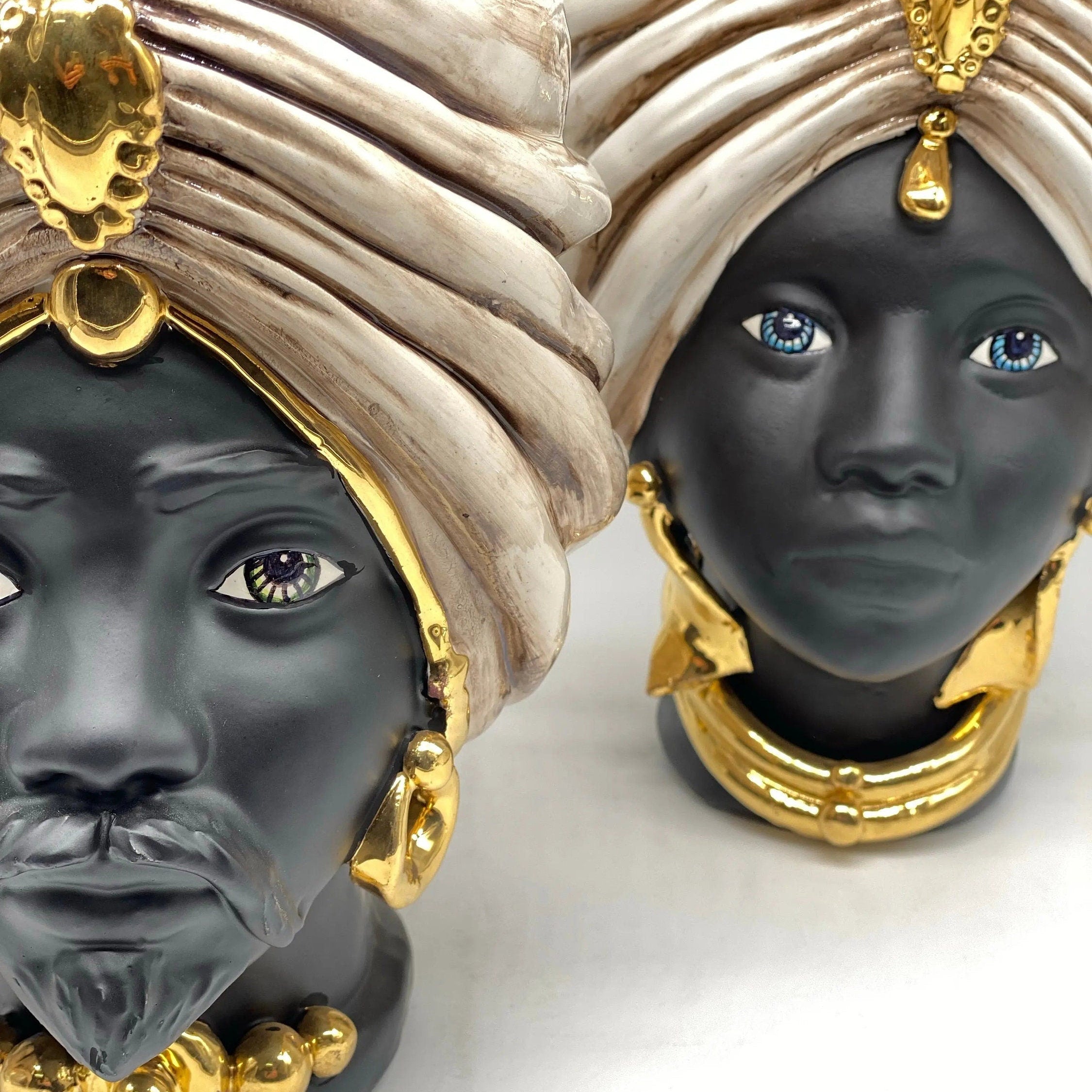 Teste di Moro Atena Ceramica Caltagirone cm H.24 L.18 Artigianale Écru Nero Oro DD CERAMICHE SICILIANE