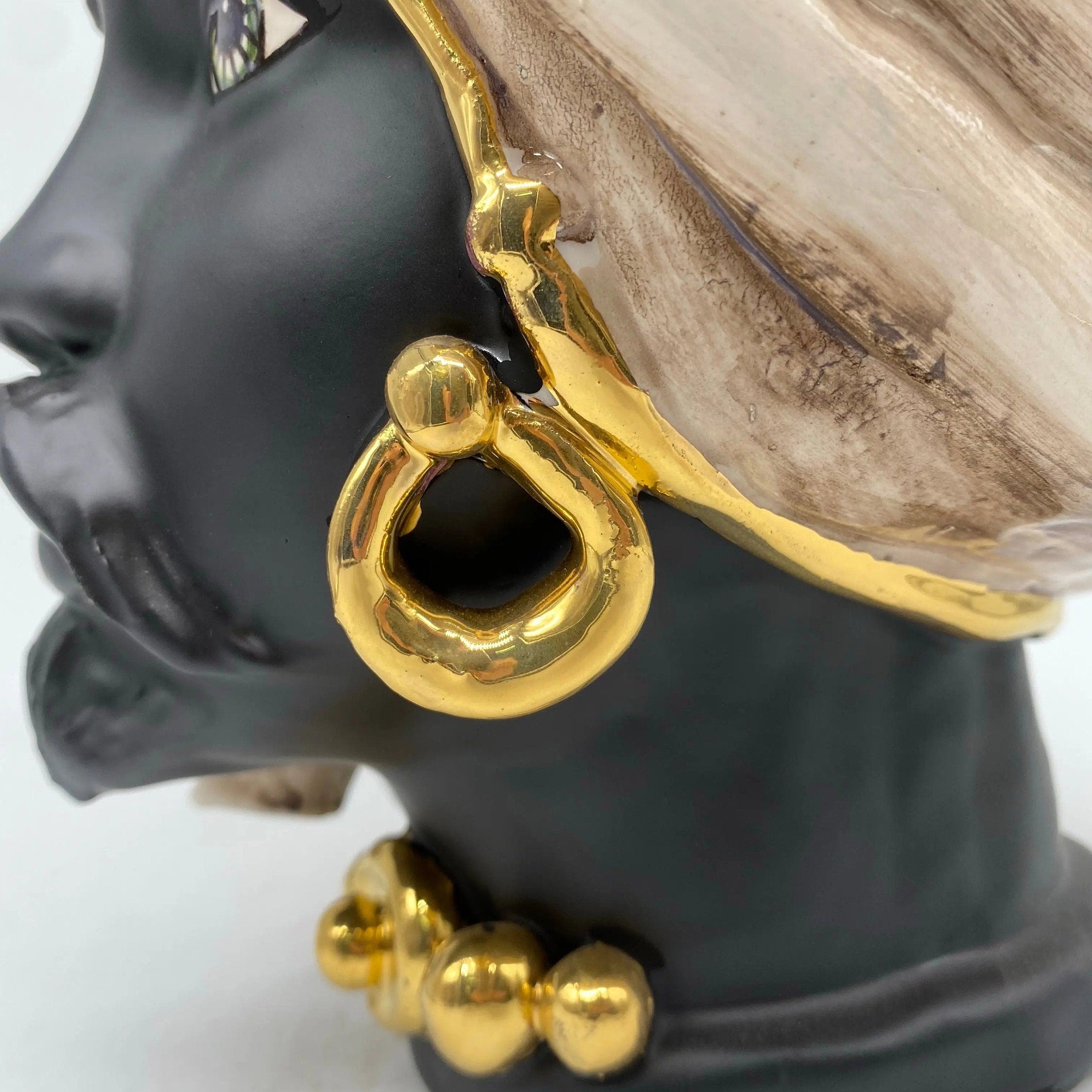 Teste di Moro Atena Ceramica Caltagirone cm H.24 L.18 Artigianale Écru Nero Oro DD CERAMICHE SICILIANE