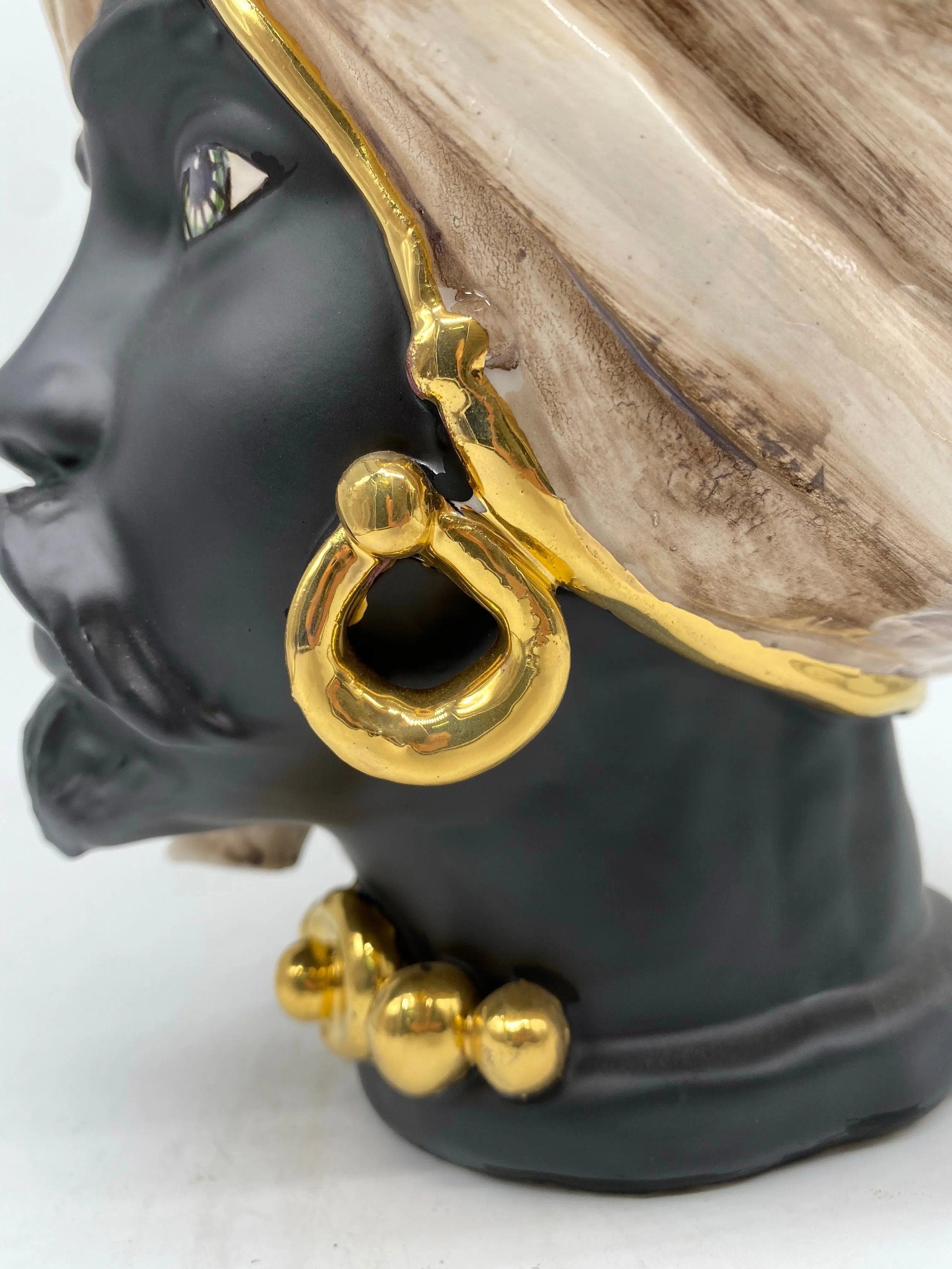 Teste di Moro Atena Ceramica Caltagirone cm H.24 L.18 Artigianale Écru Nero Oro DD CERAMICHE SICILIANE