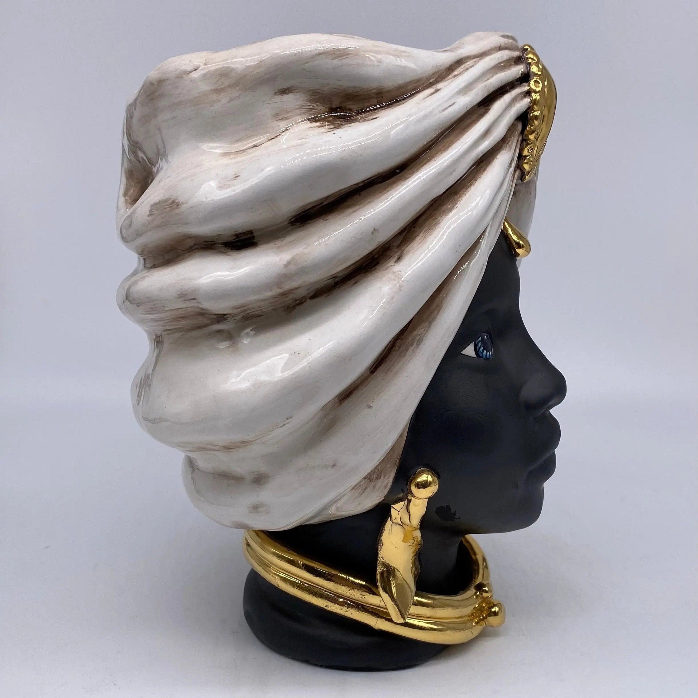 Teste di Moro Atena Ceramica Caltagirone cm H.24 L.18 Artigianale Écru Nero Oro DD CERAMICHE SICILIANE