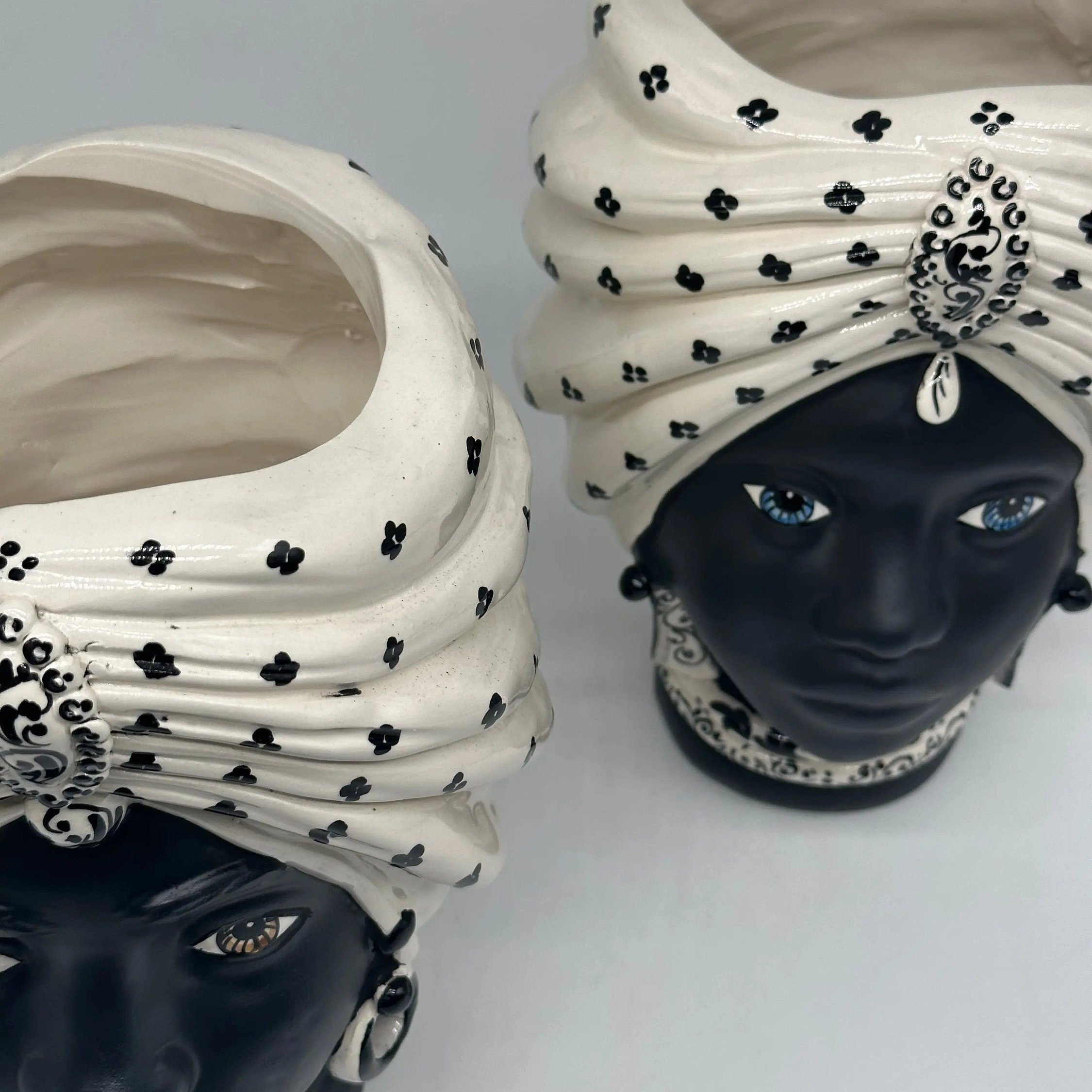 Teste di Moro Atena Ceramica Caltagirone cm H.24 L.18 Artigianale Bianco Pois Nero Opaco DD CERAMICHE SICILIANE