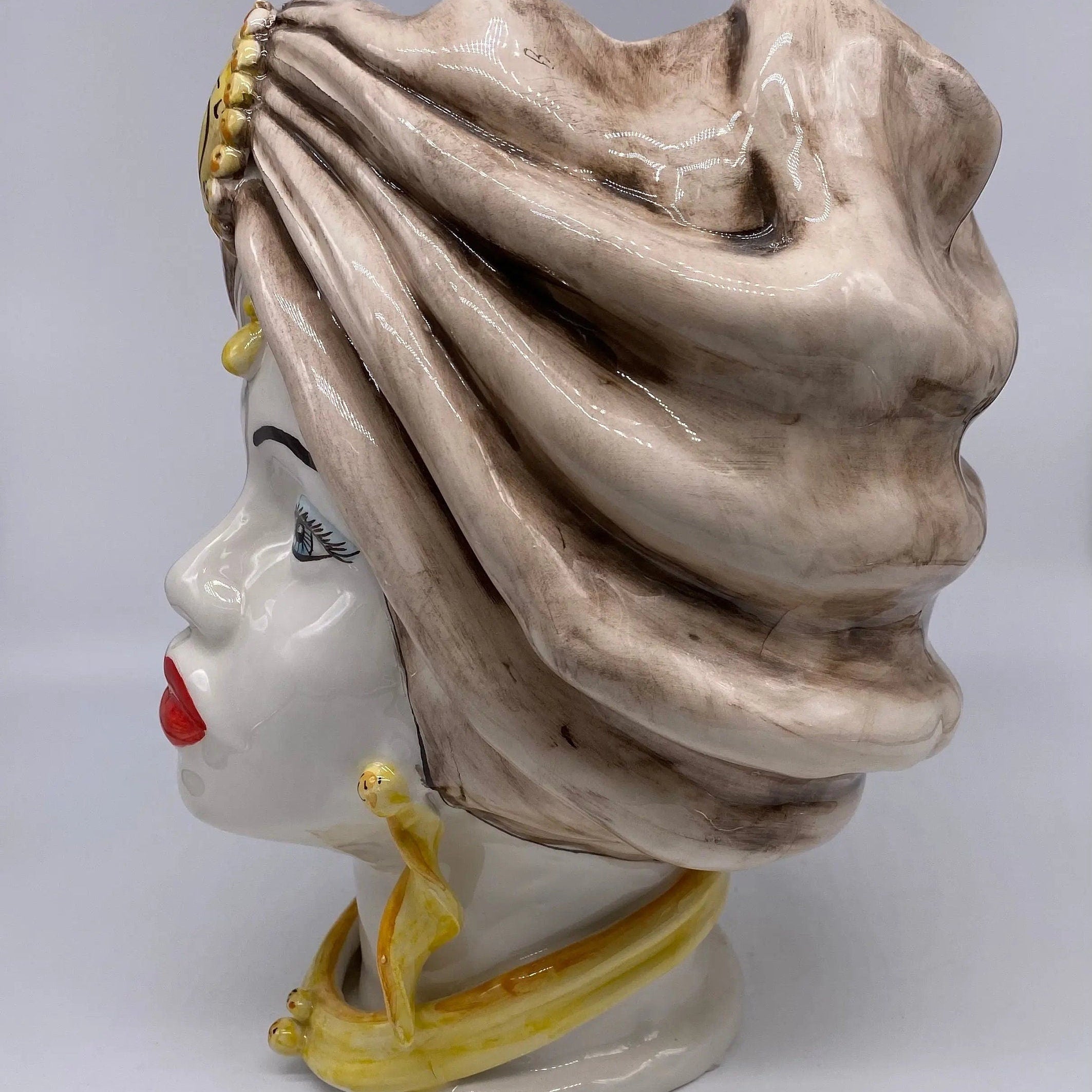 Teste di Moro Atena Ceramica Caltagirone cm H.30 L.23 Artigianale Écru Bianco Giallo DD CERAMICHE SICILIANE