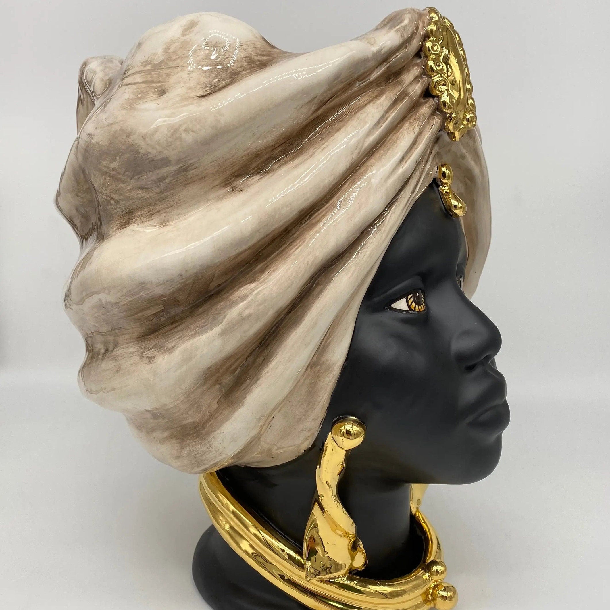 Teste di Moro Atena Ceramica Caltagirone cm H.30 L.23 Artigianale Écru Nero Oro DD CERAMICHE SICILIANE