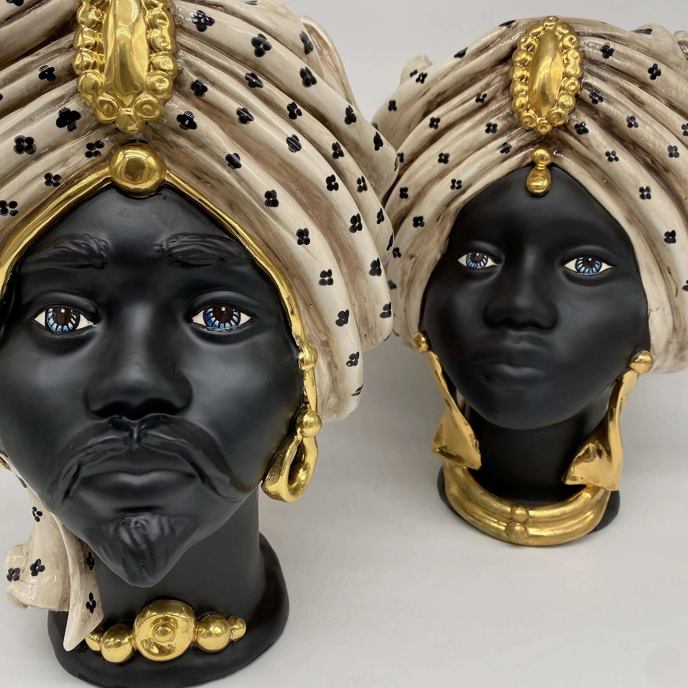 Teste di Moro Atena Ceramica Caltagirone cm H.30 L.23 Artigianale Écru Pois Nero Oro DD CERAMICHE SICILIANE