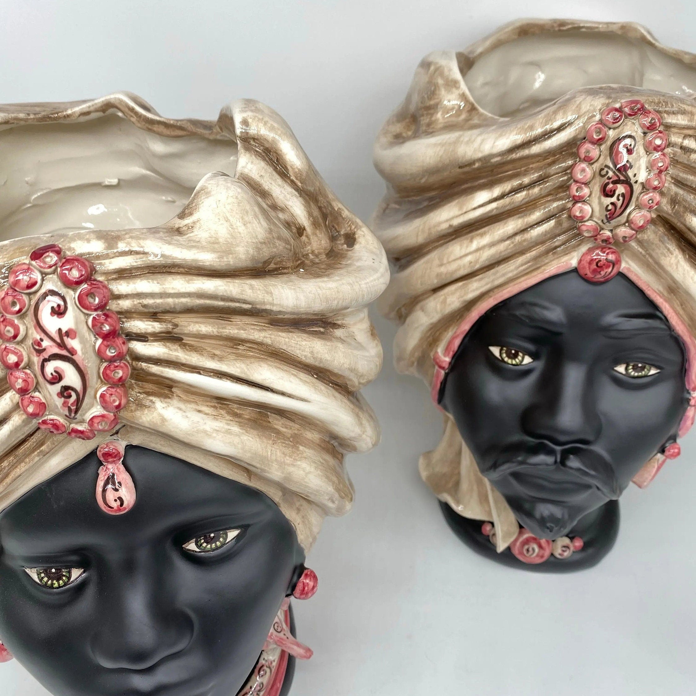 Teste di Moro Atena Ceramica Caltagirone cm H.30 L.23 Artigianale Écru Nero Viola DD CERAMICHE SICILIANE