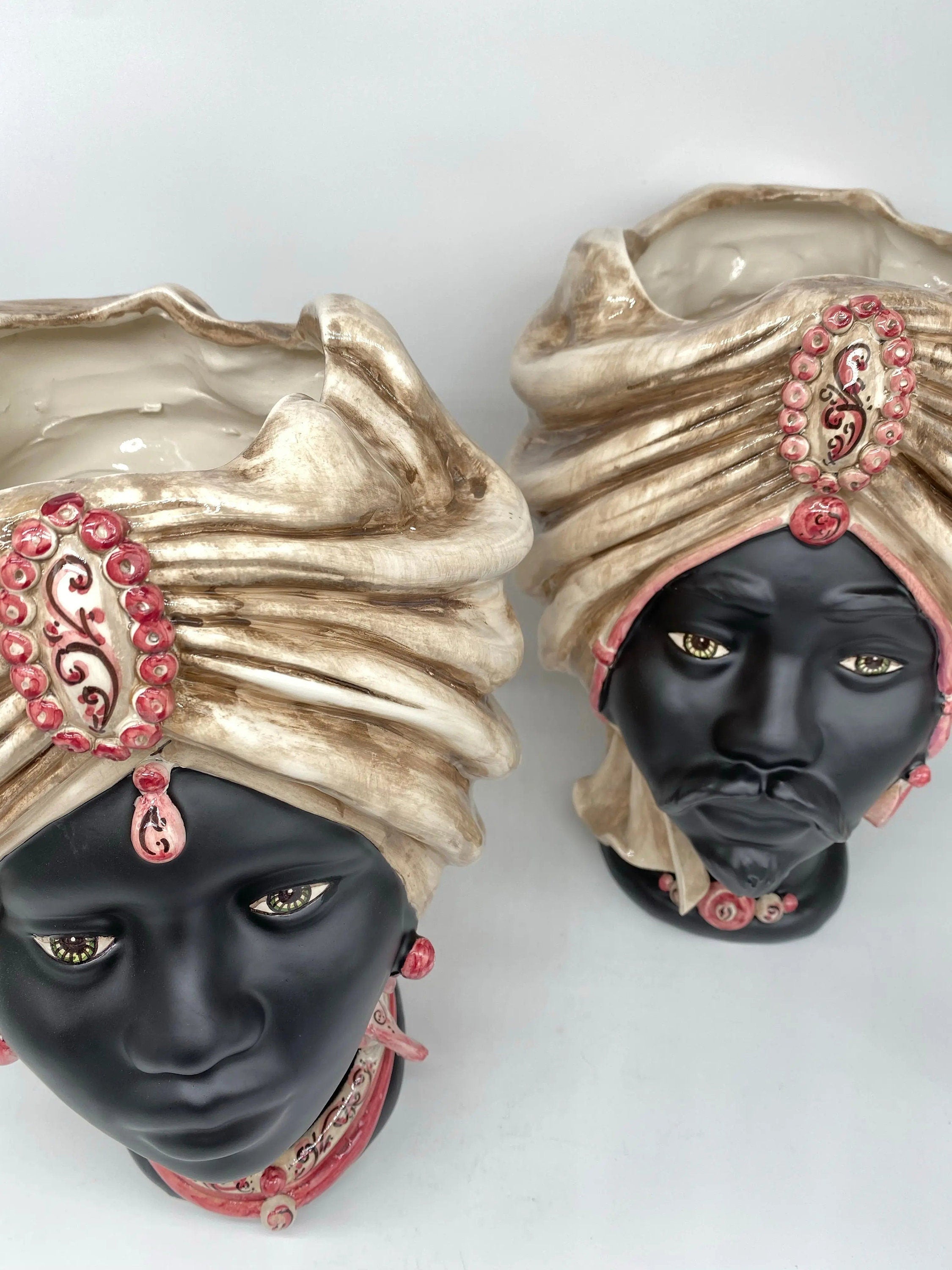 Teste di Moro Atena Ceramica Caltagirone cm H.30 L.23 Artigianale Écru Nero Viola DD CERAMICHE SICILIANE