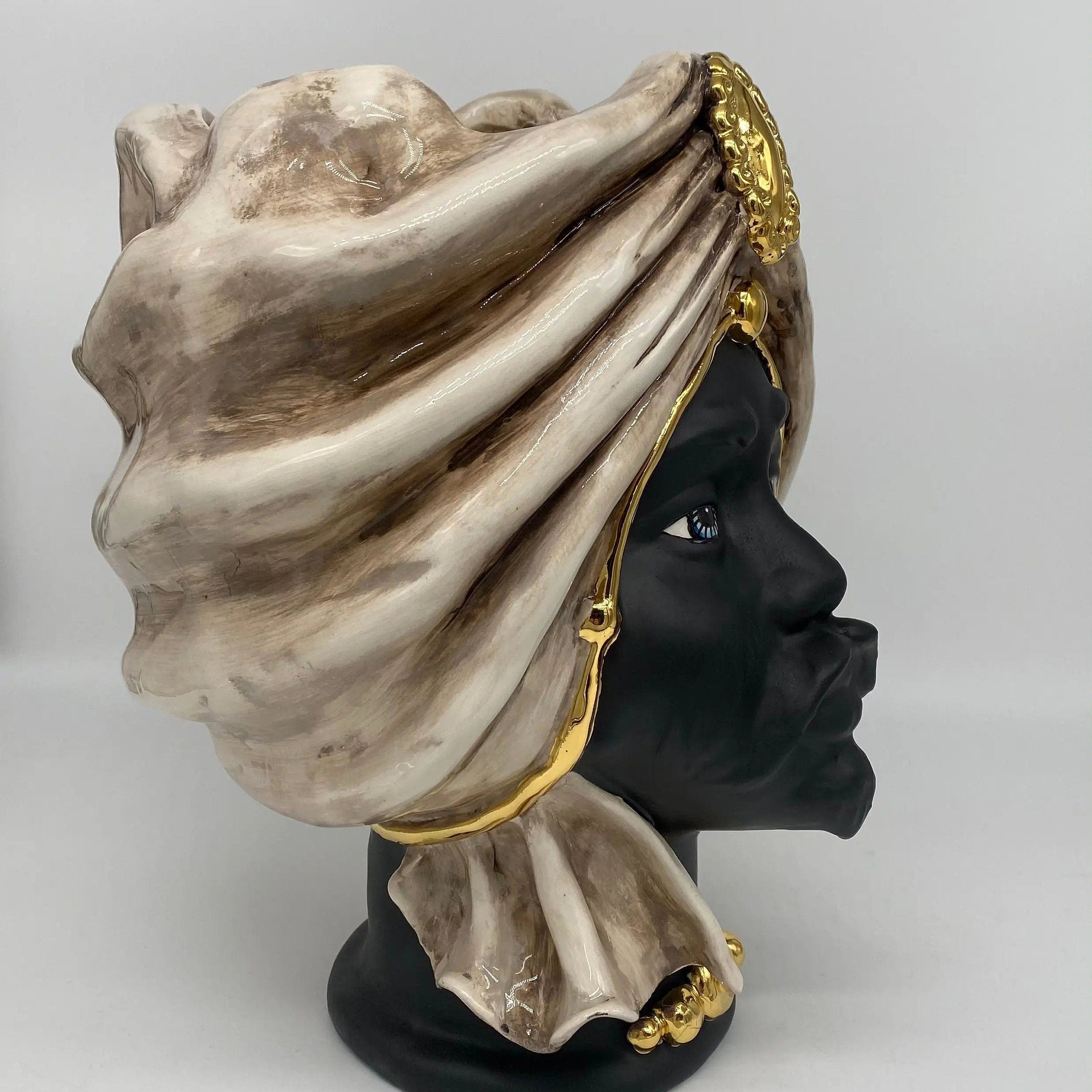 Teste di Moro Atena Ceramica Caltagirone cm H.30 L.23 Artigianale Écru Nero Oro DD CERAMICHE SICILIANE