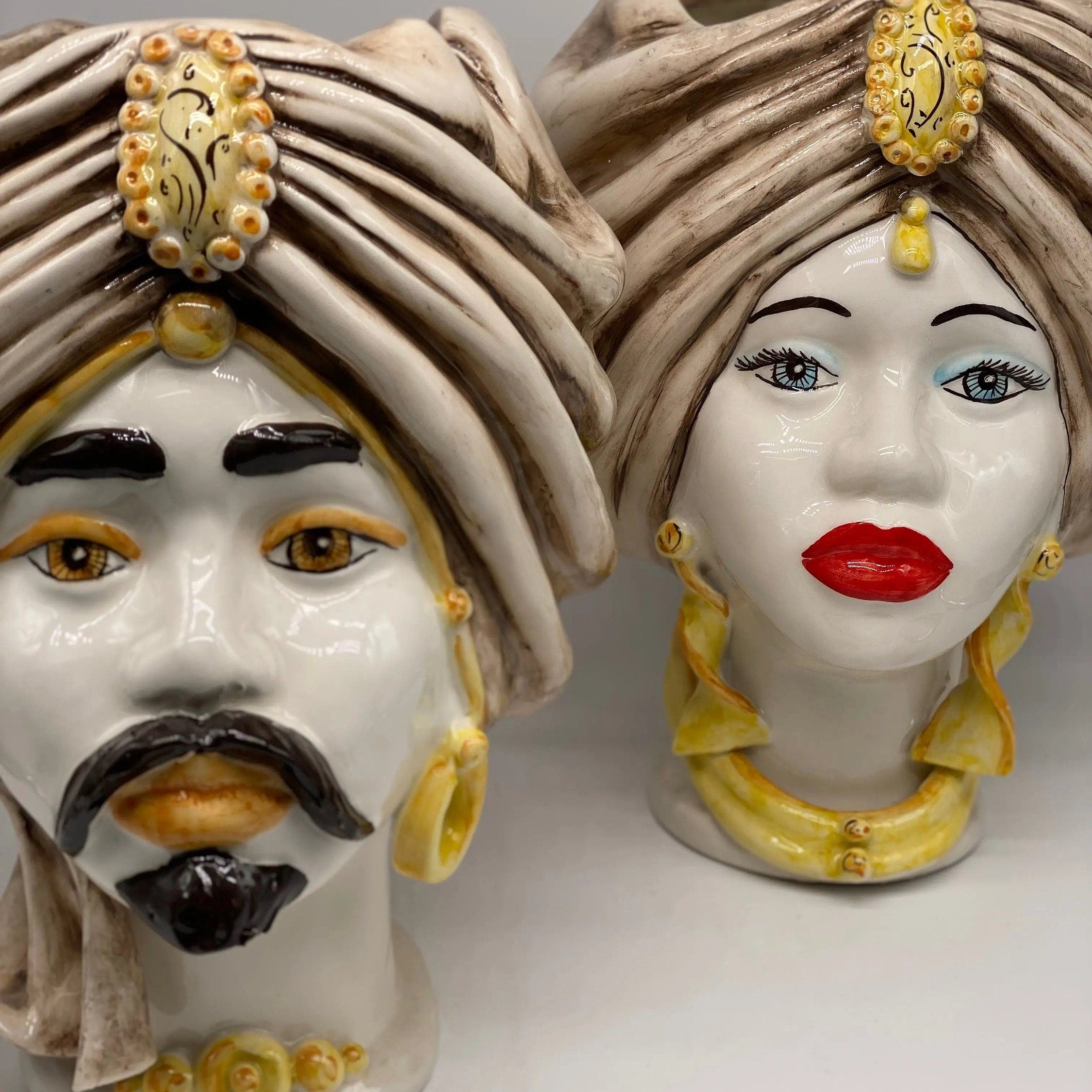 Teste di Moro Atena Ceramica Caltagirone cm H.30 L.23 Artigianale Écru Bianco Giallo DD CERAMICHE SICILIANE