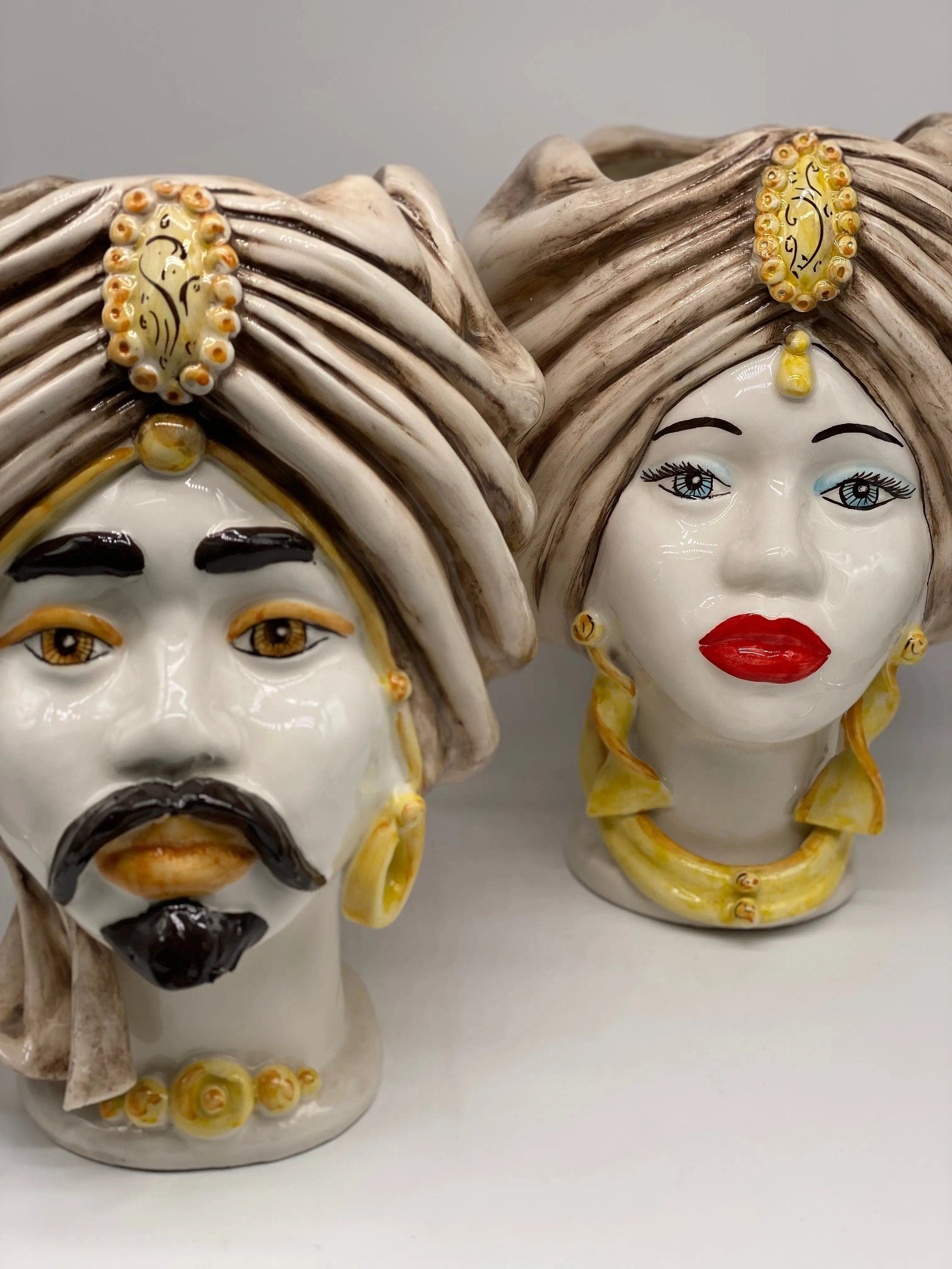 Teste di Moro Atena Ceramica Caltagirone cm H.30 L.23 Artigianale Écru Bianco Giallo DD CERAMICHE SICILIANE