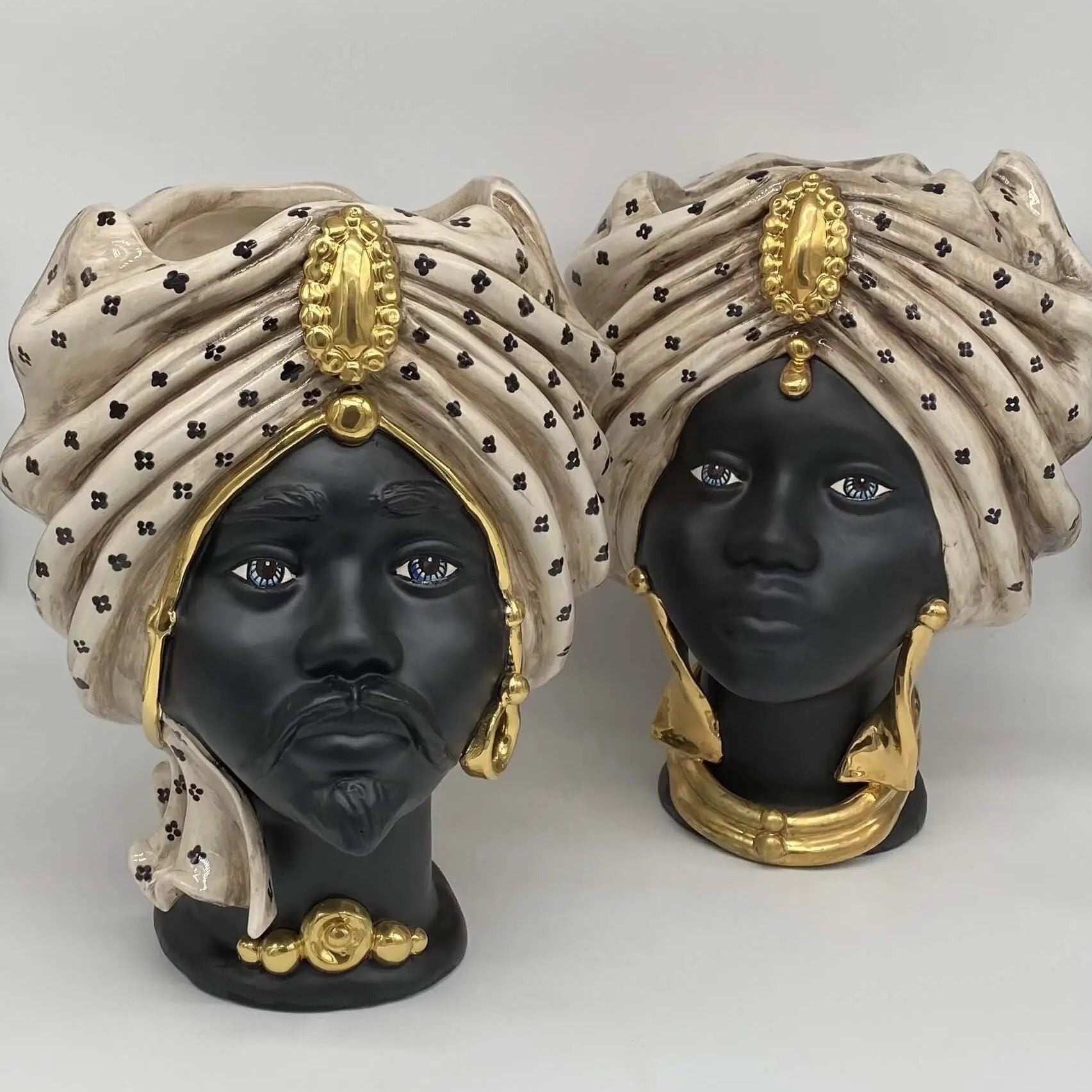 Teste di Moro Atena Ceramica Caltagirone cm H.30 L.23 Artigianale Écru Pois Nero Oro DD CERAMICHE SICILIANE
