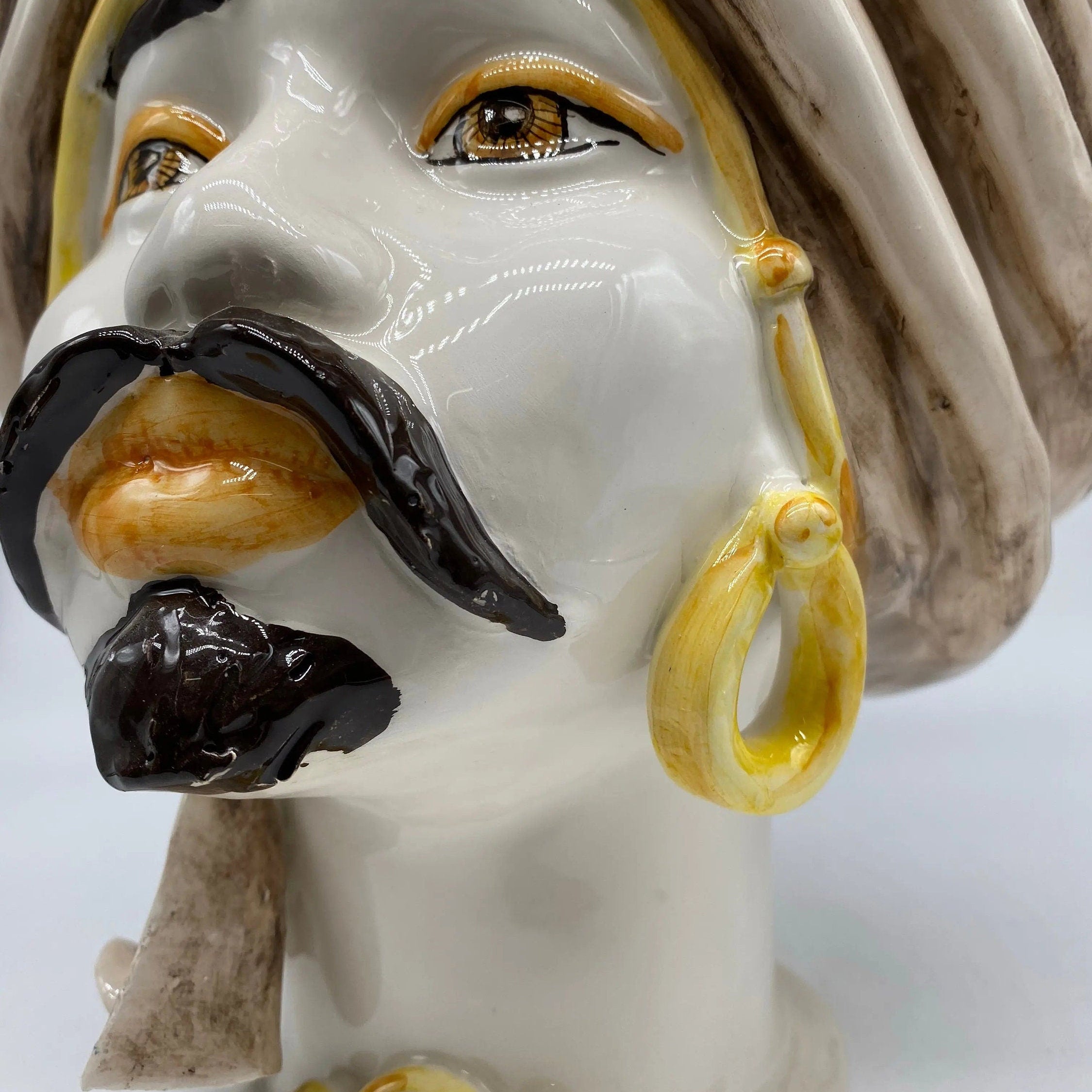 Teste di Moro Atena Ceramica Caltagirone cm H.30 L.23 Artigianale Écru Bianco Giallo DD CERAMICHE SICILIANE