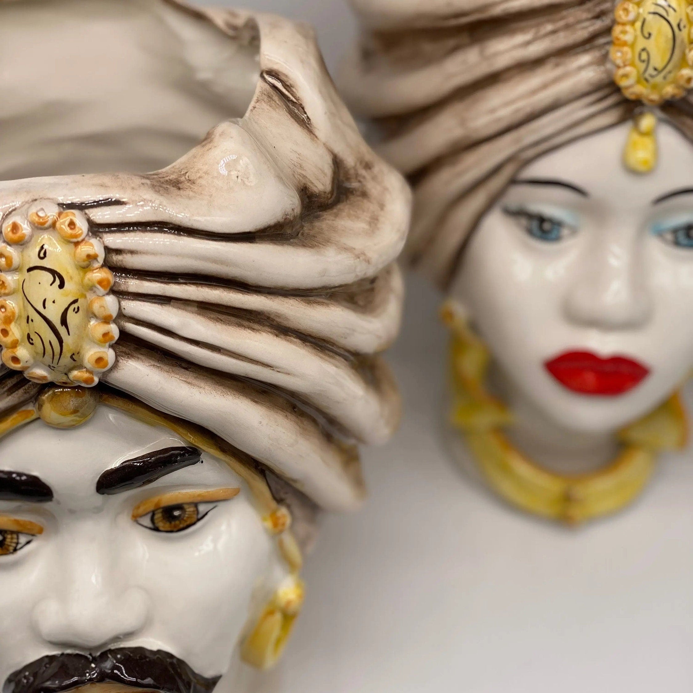 Teste di Moro Atena Ceramica Caltagirone cm H.30 L.23 Artigianale Écru Bianco Giallo DD CERAMICHE SICILIANE