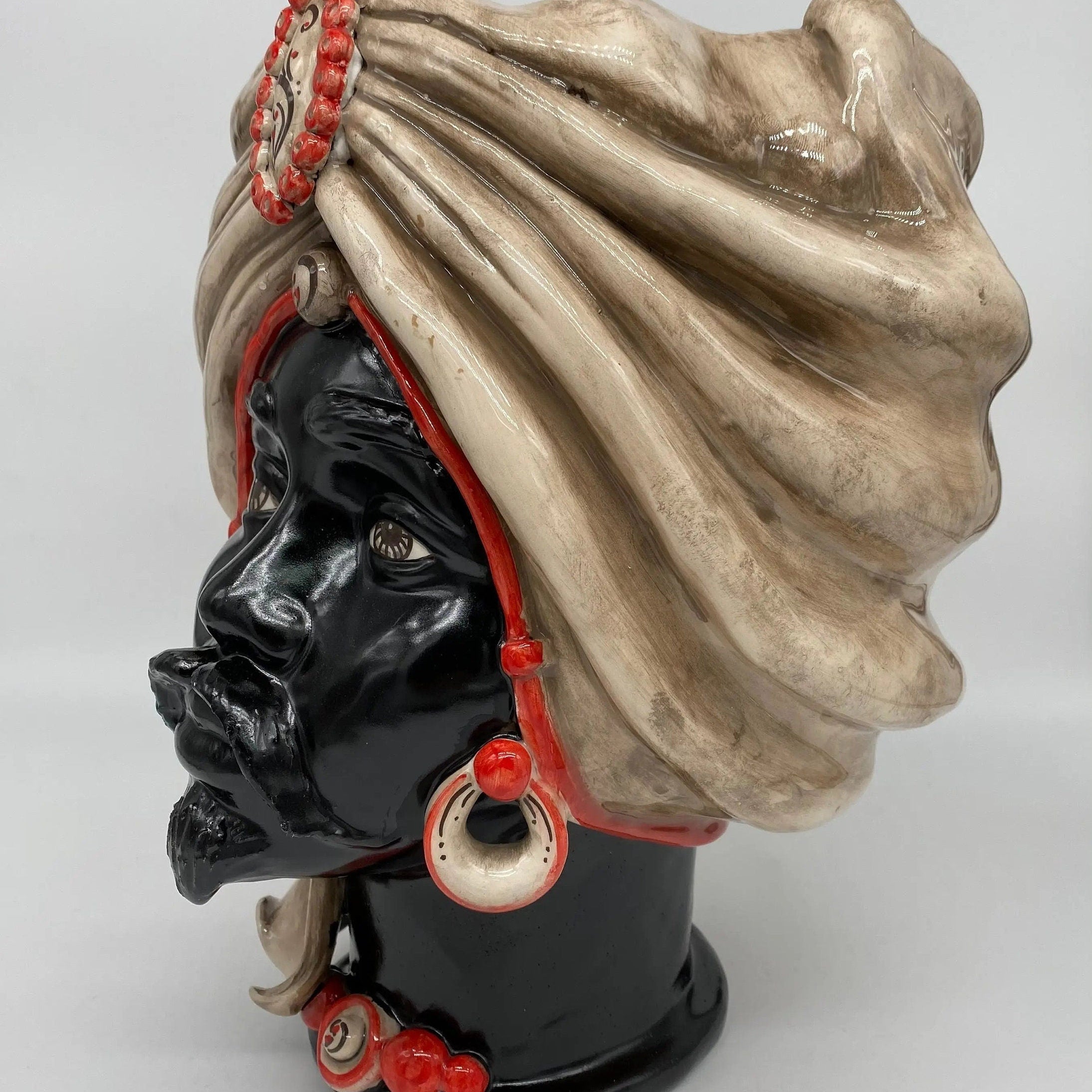 Teste di Moro Atena Ceramica Caltagirone cm H.30 L.23 Artigianale Écru Nero Rosso DD CERAMICHE SICILIANE