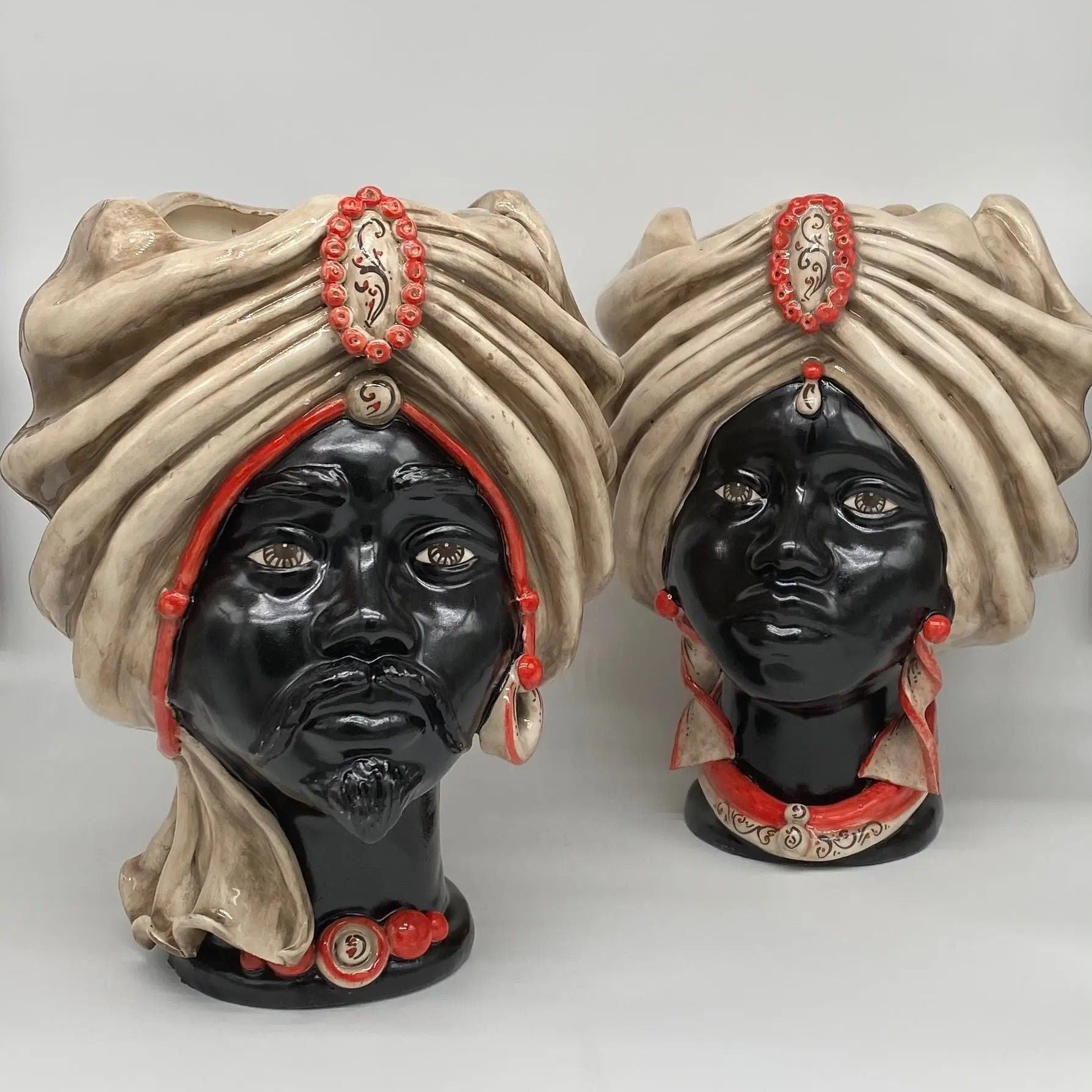 Teste di Moro Atena Ceramica Caltagirone cm H.30 L.23 Artigianale Écru Nero Rosso DD CERAMICHE SICILIANE