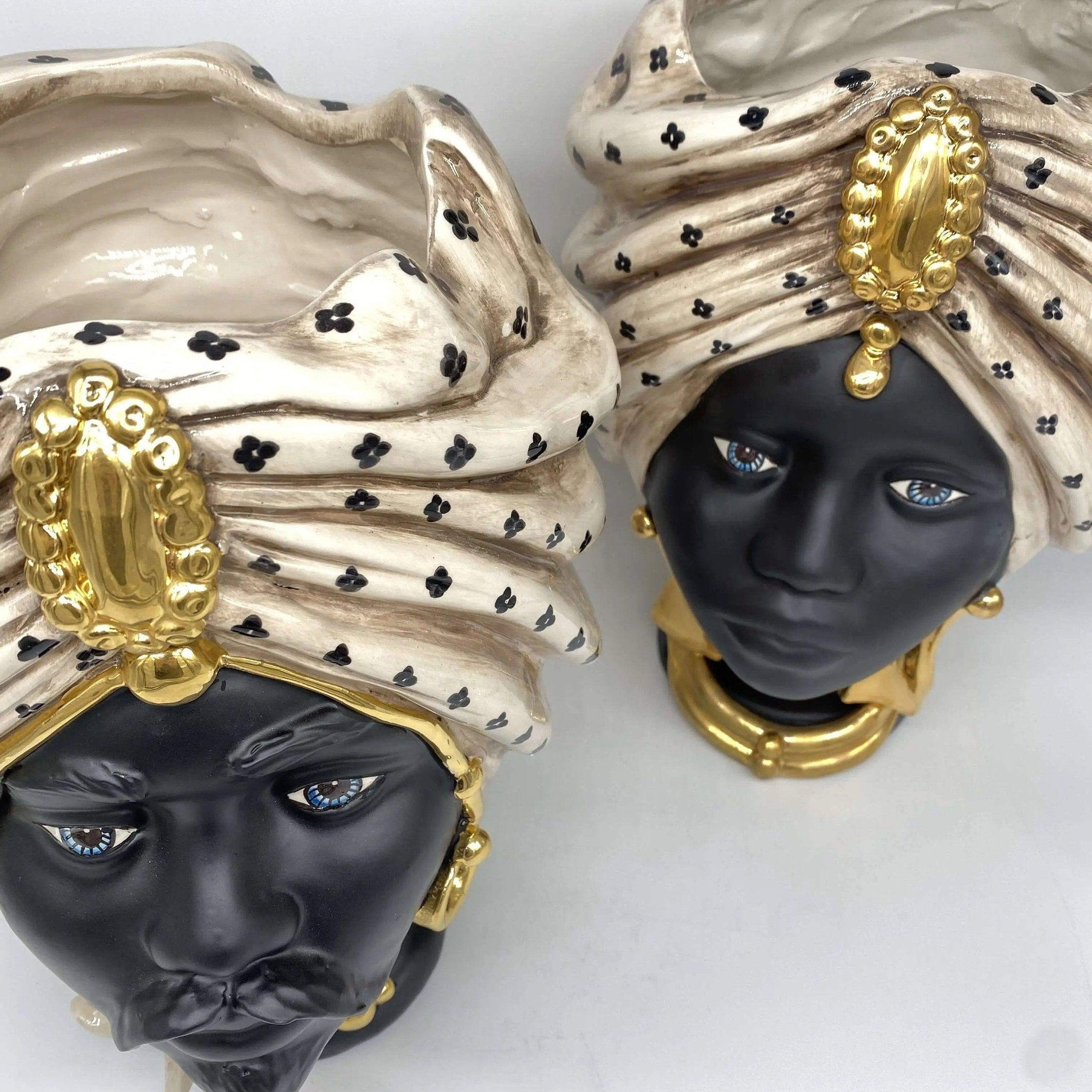 Teste di Moro Atena Ceramica Caltagirone cm H.30 L.23 Artigianale Écru Pois Nero Oro DD CERAMICHE SICILIANE