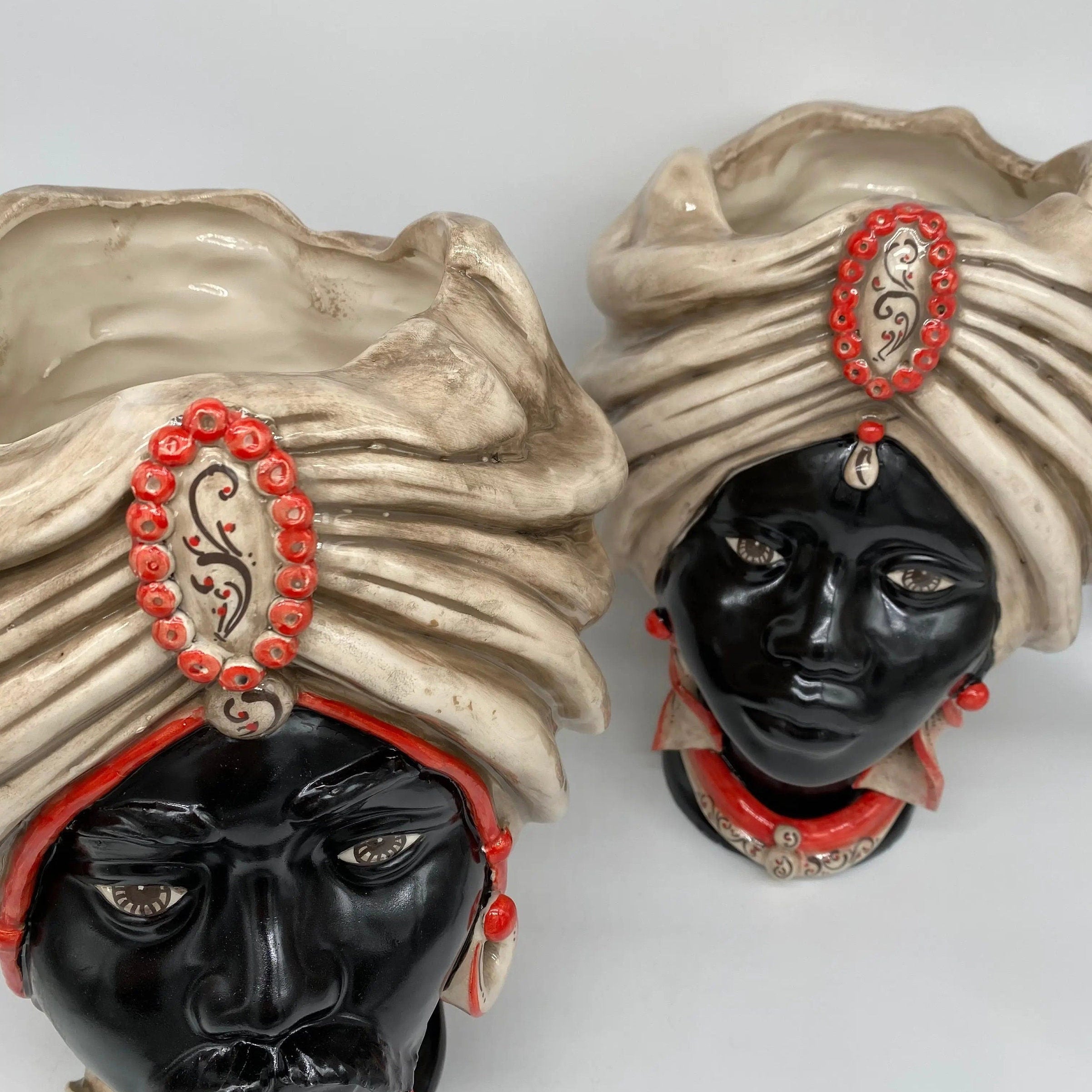 Teste di Moro Atena Ceramica Caltagirone cm H.30 L.23 Artigianale Écru Nero Rosso DD CERAMICHE SICILIANE