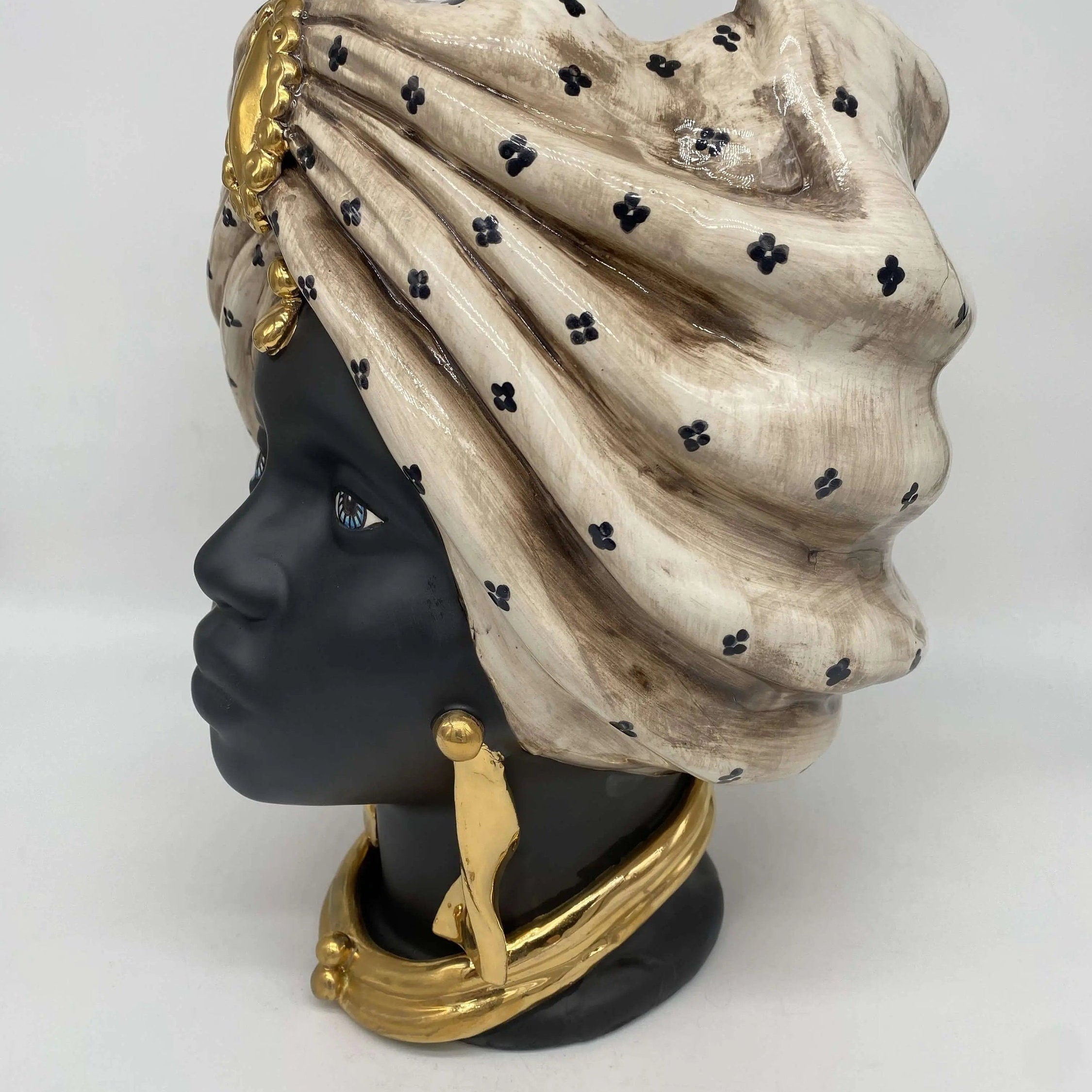 Teste di Moro Atena Ceramica Caltagirone cm H.30 L.23 Artigianale Écru Pois Nero Oro DD CERAMICHE SICILIANE