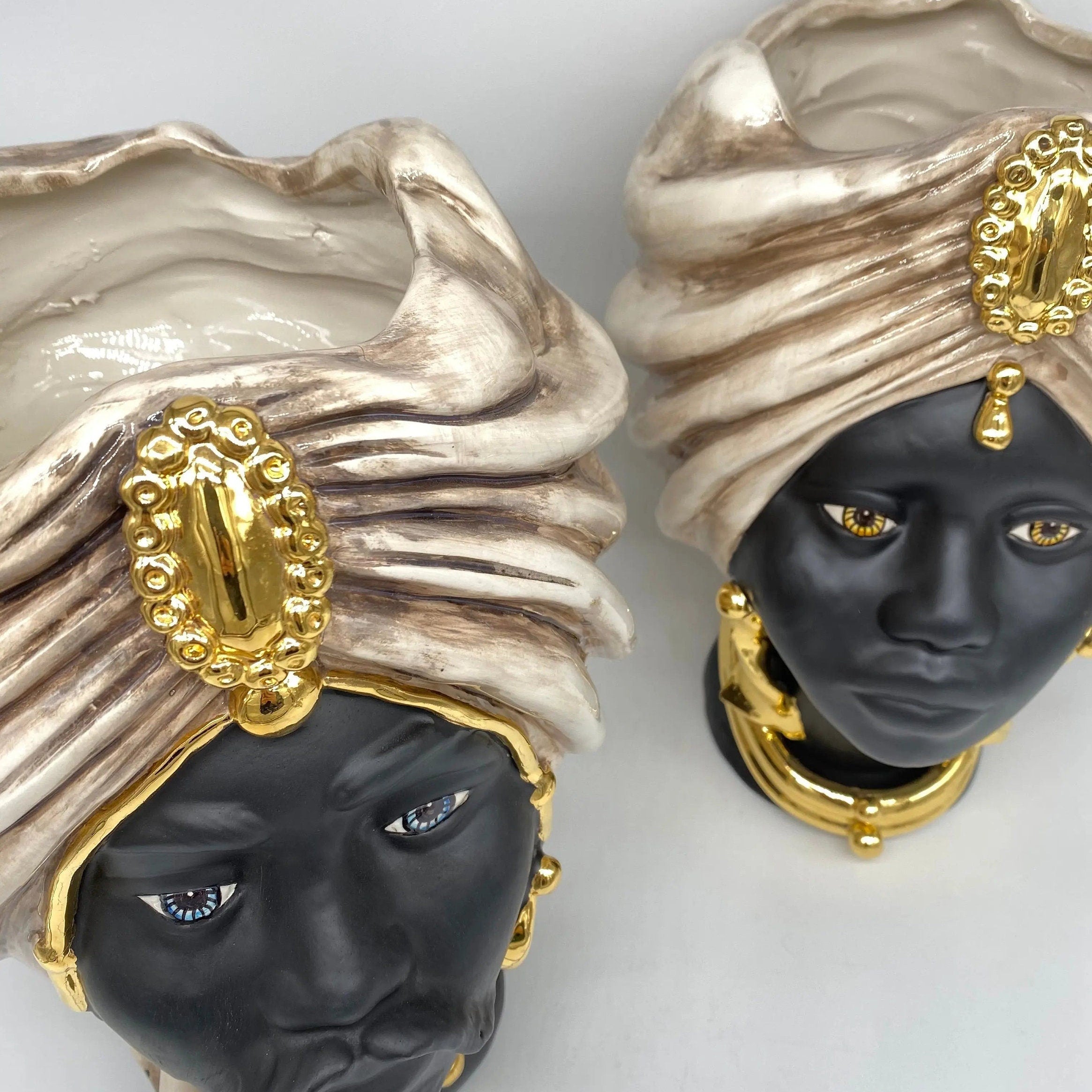 Teste di Moro Atena Ceramica Caltagirone cm H.30 L.23 Artigianale Écru Nero Oro DD CERAMICHE SICILIANE