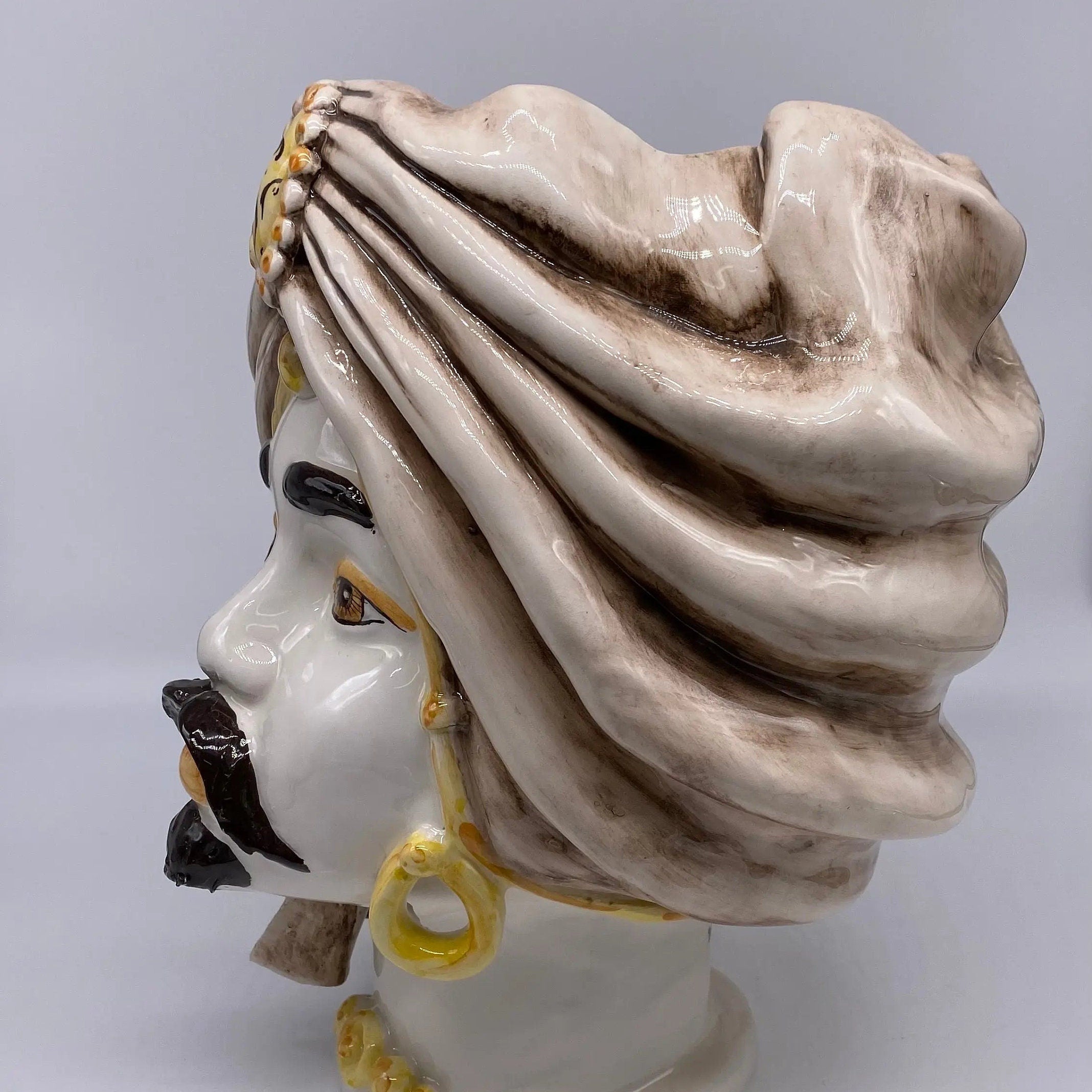 Teste di Moro Atena Ceramica Caltagirone cm H.30 L.23 Artigianale Écru Bianco Giallo DD CERAMICHE SICILIANE