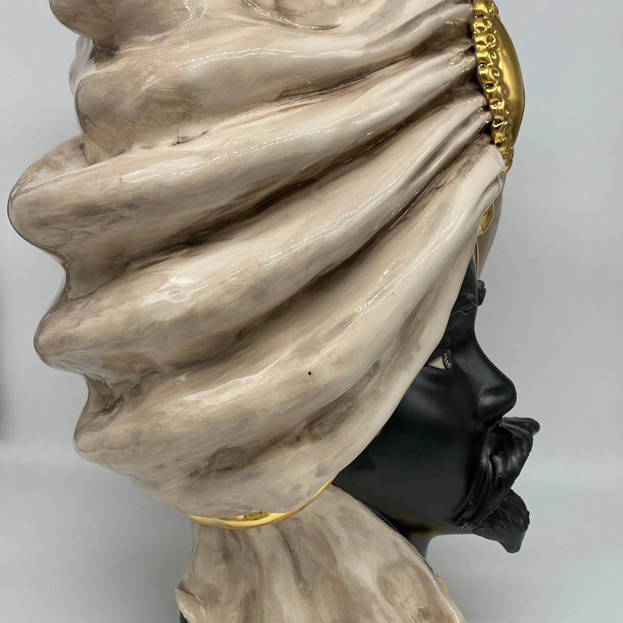 Teste di Moro Atena Ceramica Caltagirone cm H.40 L.28 Artigianale Écru Nero Oro DD CERAMICHE SICILIANE