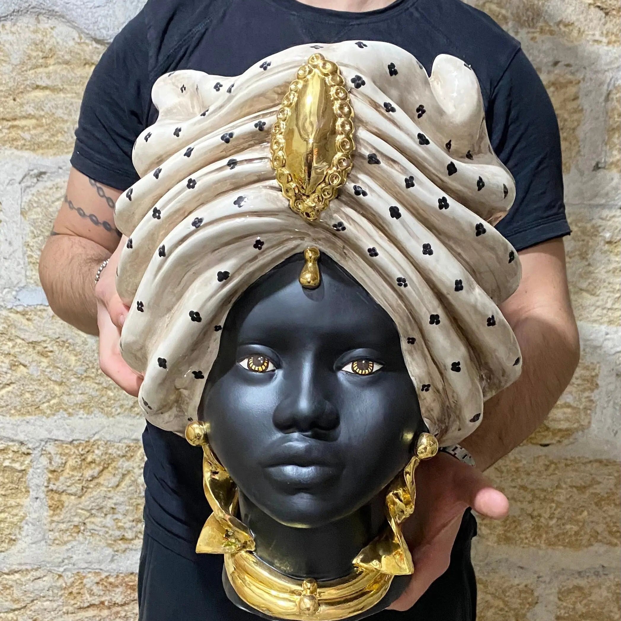 Teste di Moro Atena Ceramica Caltagirone cm H.40 L.28 Artigianale Écru Pois Nero Oro DD CERAMICHE SICILIANE
