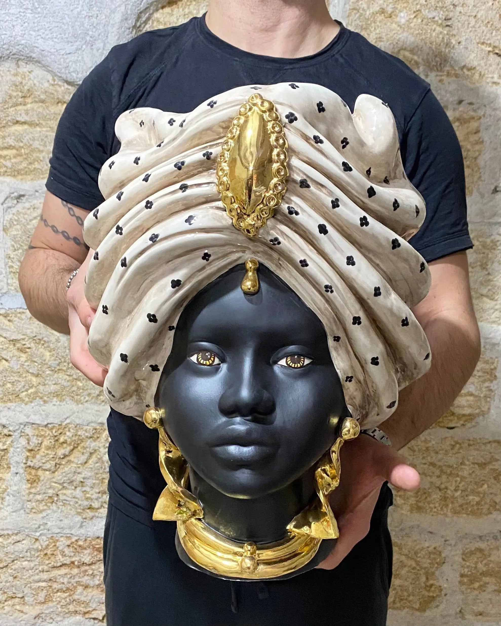 Teste di Moro Atena Ceramica Caltagirone cm H.40 L.28 Artigianale Écru Pois Nero Oro DD CERAMICHE SICILIANE