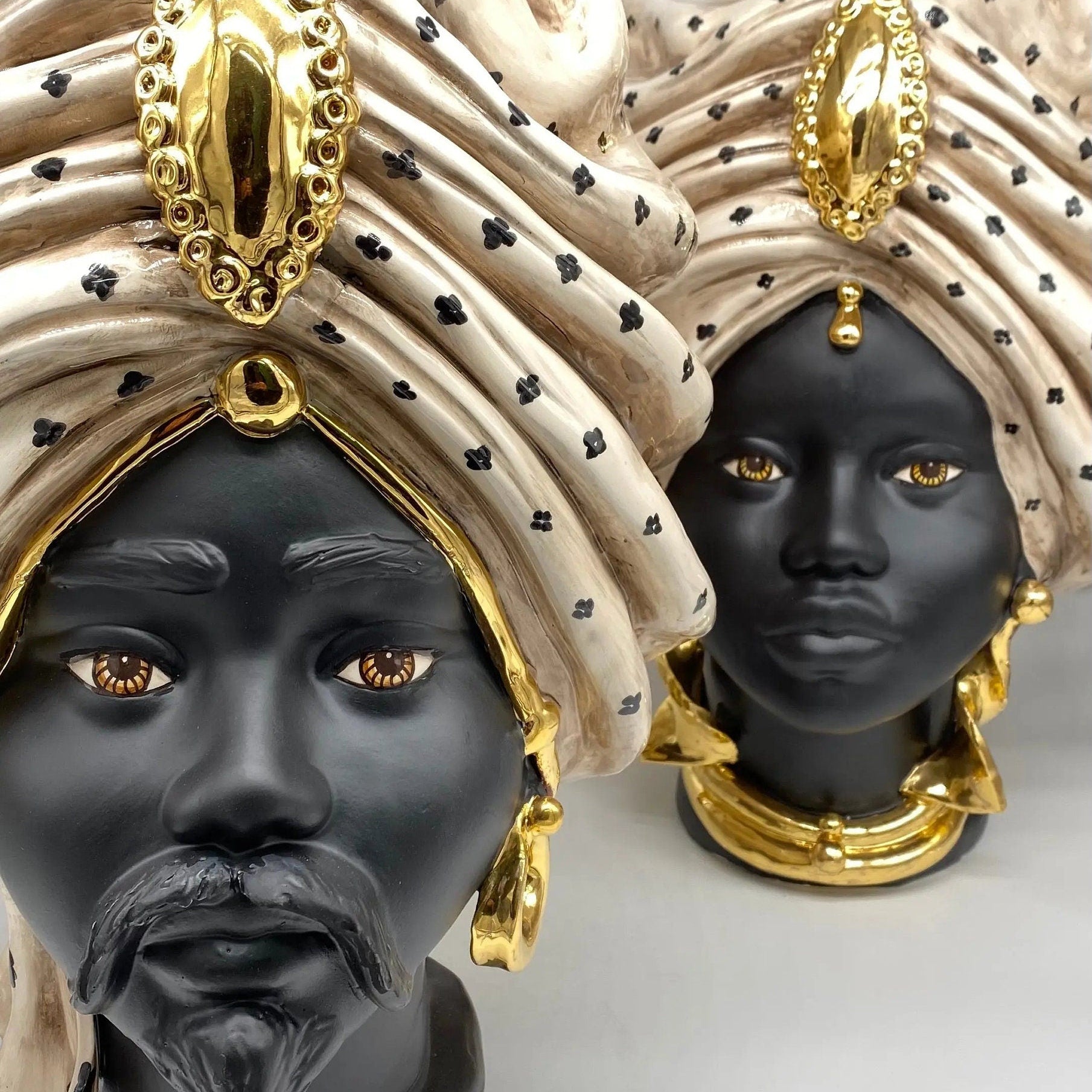 Teste di Moro Atena Ceramica Caltagirone cm H.40 L.28 Artigianale Écru Pois Nero Oro DD CERAMICHE SICILIANE