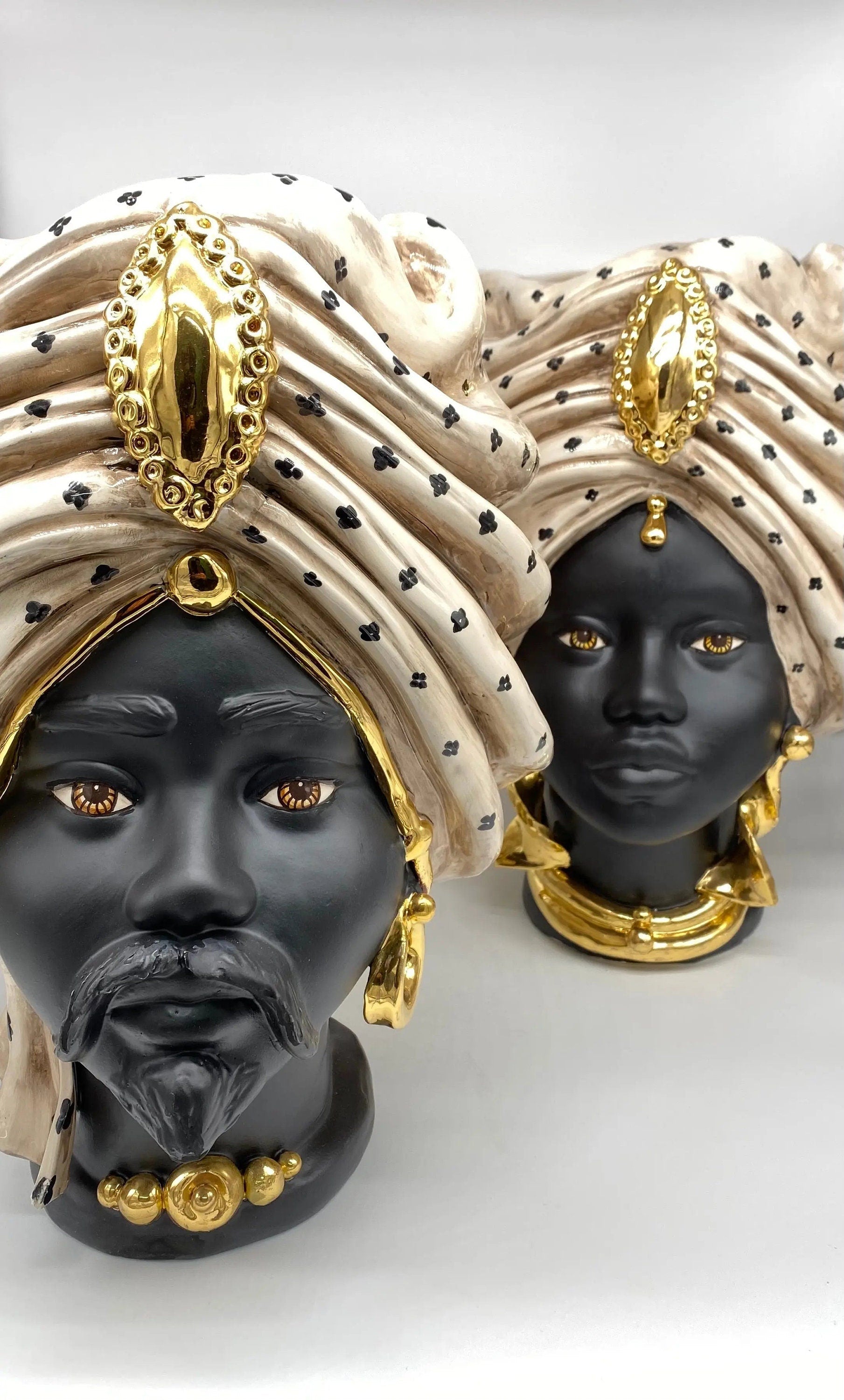 Teste di Moro Atena Ceramica Caltagirone cm H.40 L.28 Artigianale Écru Pois Nero Oro DD CERAMICHE SICILIANE