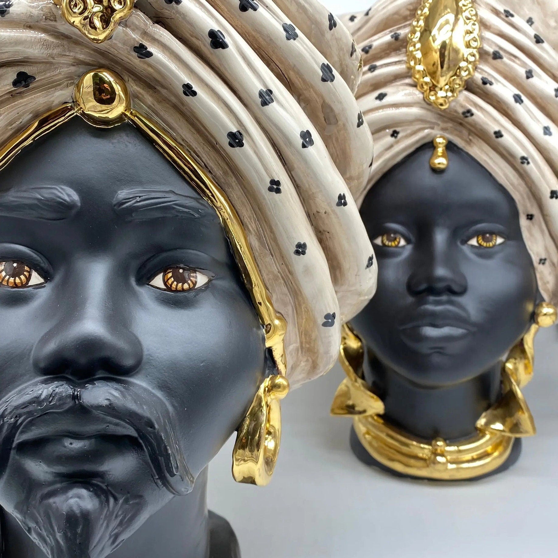 Teste di Moro Atena Ceramica Caltagirone cm H.40 L.28 Artigianale Écru Pois Nero Oro DD CERAMICHE SICILIANE