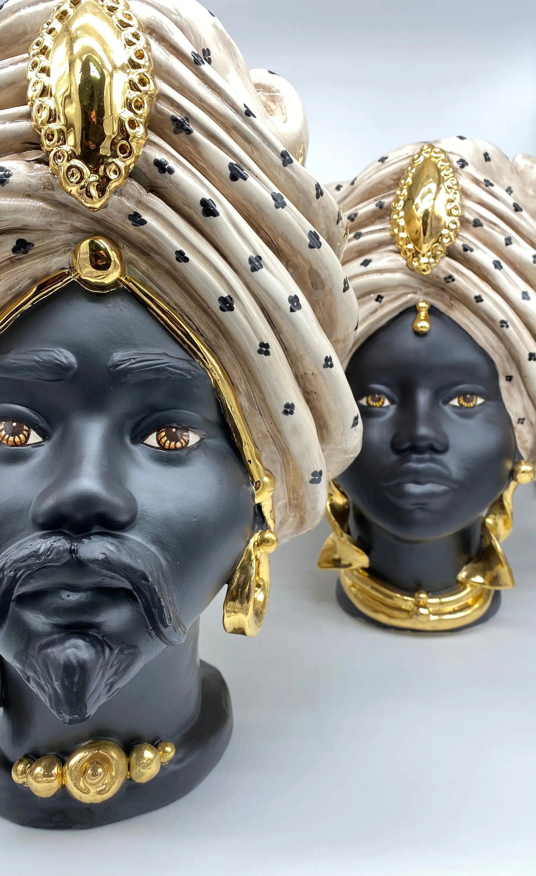 Teste di Moro Atena Ceramica Caltagirone cm H.40 L.28 Artigianale Écru Pois Nero Oro DD CERAMICHE SICILIANE