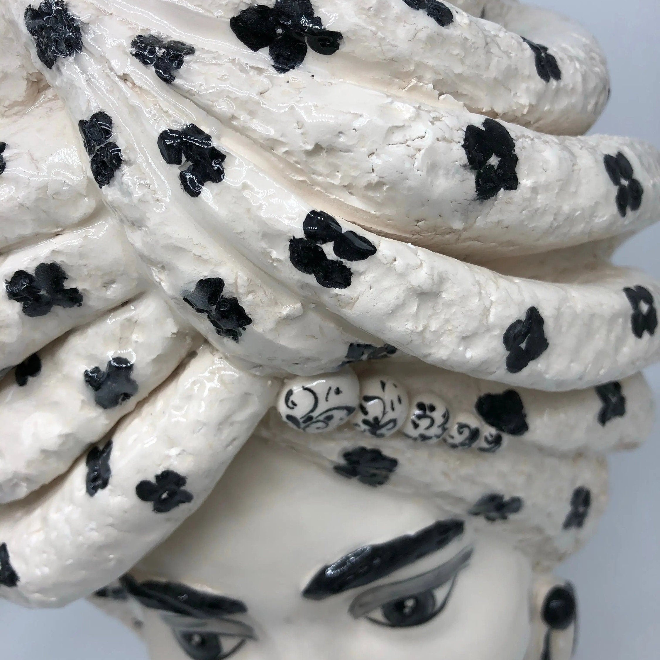 Teste di Moro Atena Ceramica Caltagirone cm H.40 L.28 Artigianale Bianco Pois Nero DD CERAMICHE SICILIANE