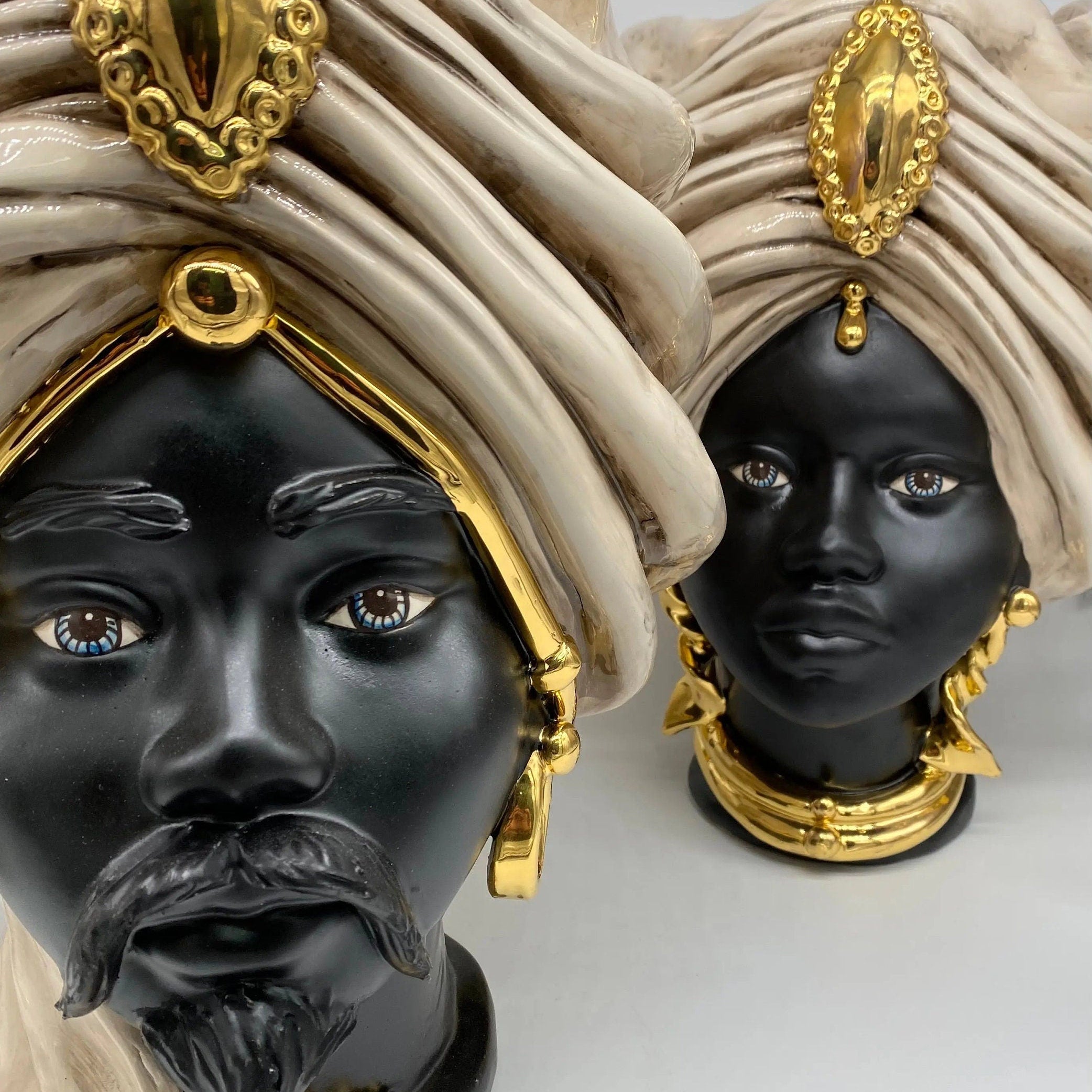 Teste di Moro Atena Ceramica Caltagirone cm H.40 L.28 Artigianale Écru Nero Oro DD CERAMICHE SICILIANE